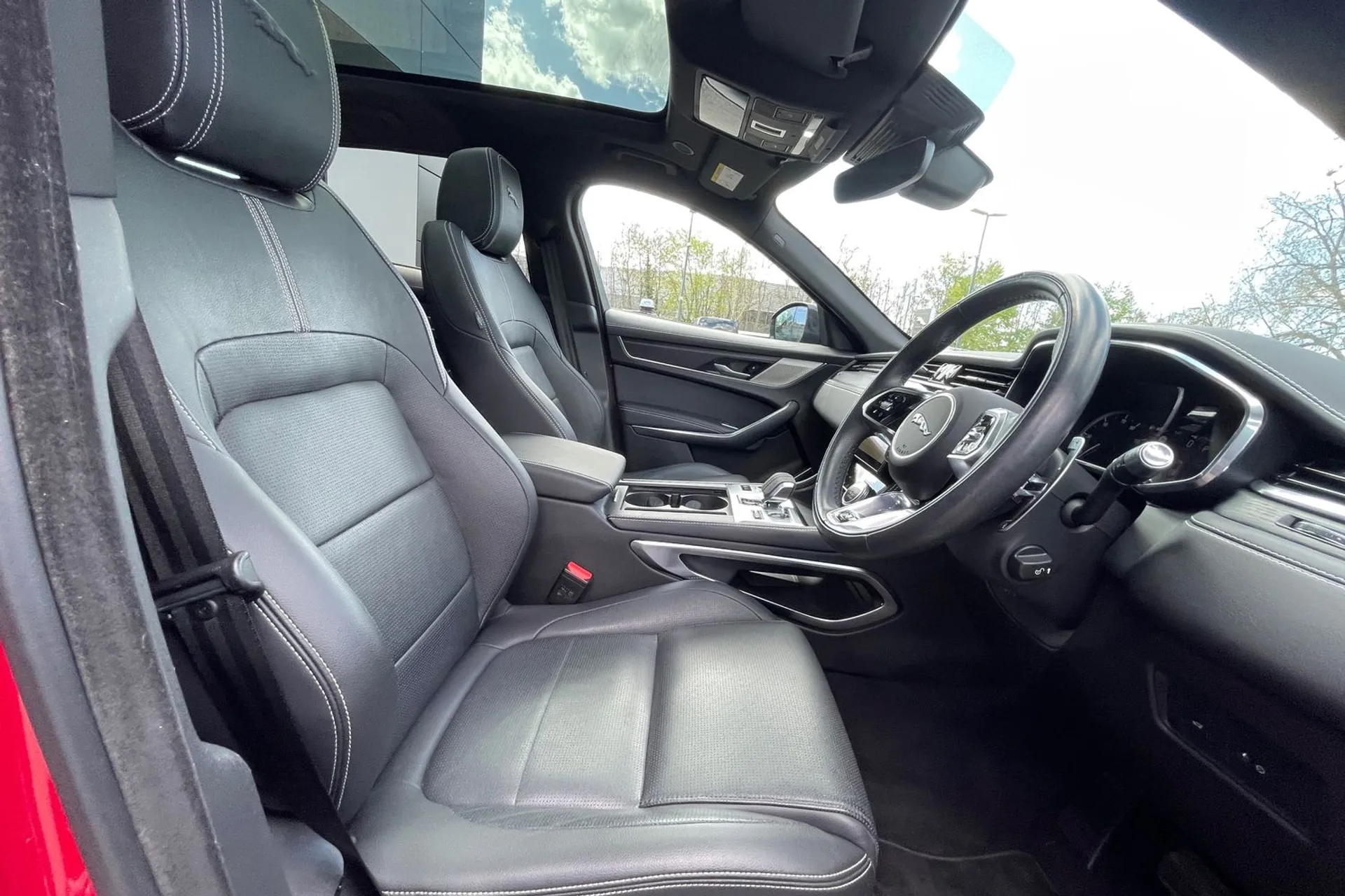 Jaguar F-PACE thumbnail image number 9