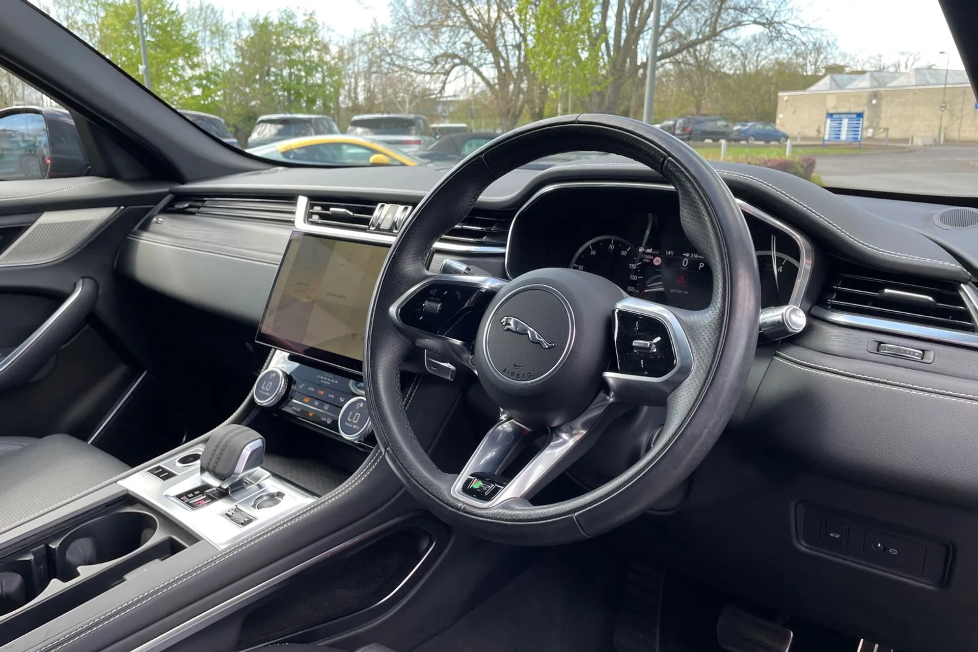 Jaguar F-PACE thumbnail image number 28