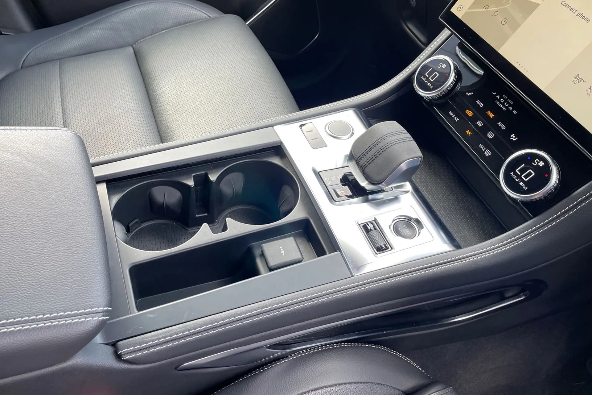 Jaguar F-PACE thumbnail image number 19