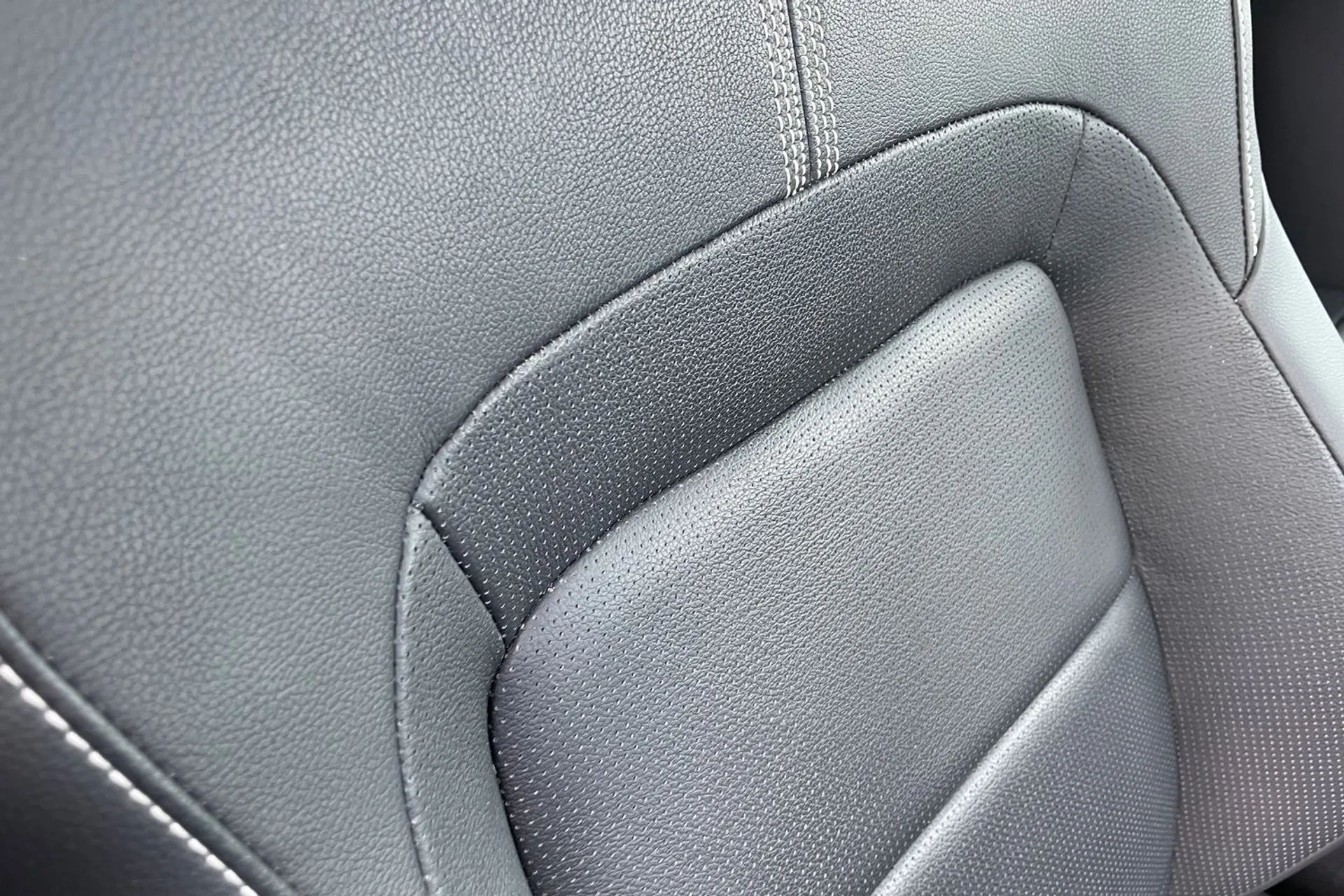 Jaguar F-PACE thumbnail image number 30