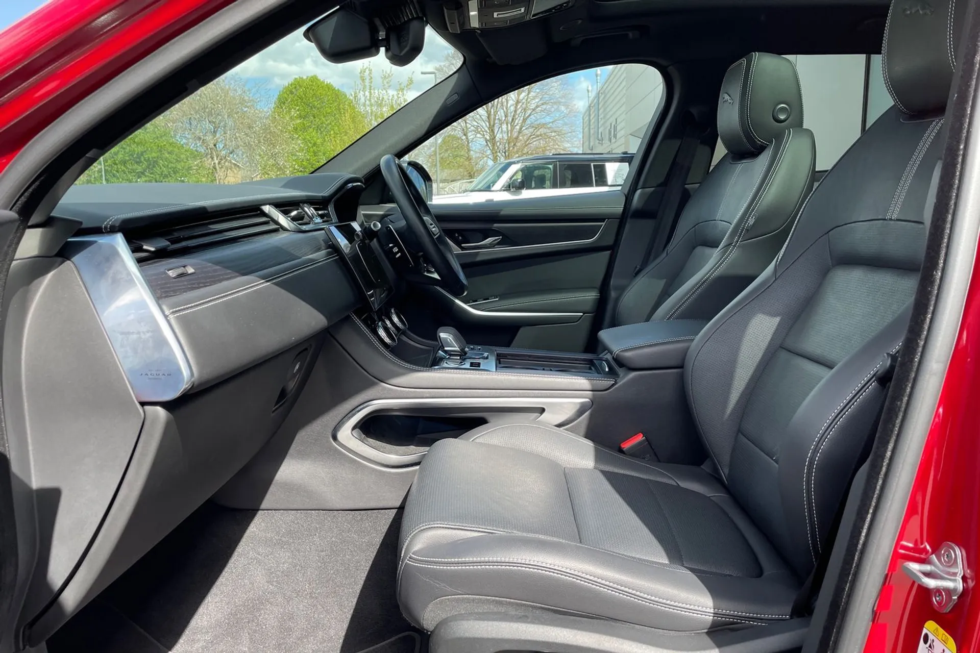 Jaguar F-PACE thumbnail image number 10
