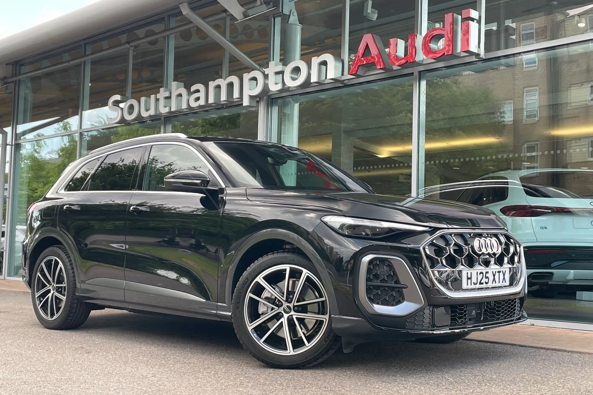 Audi Q5 focused image
