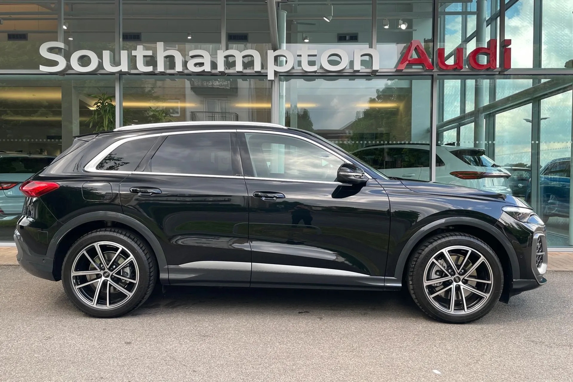 Audi Q5 thumbnail image number 2