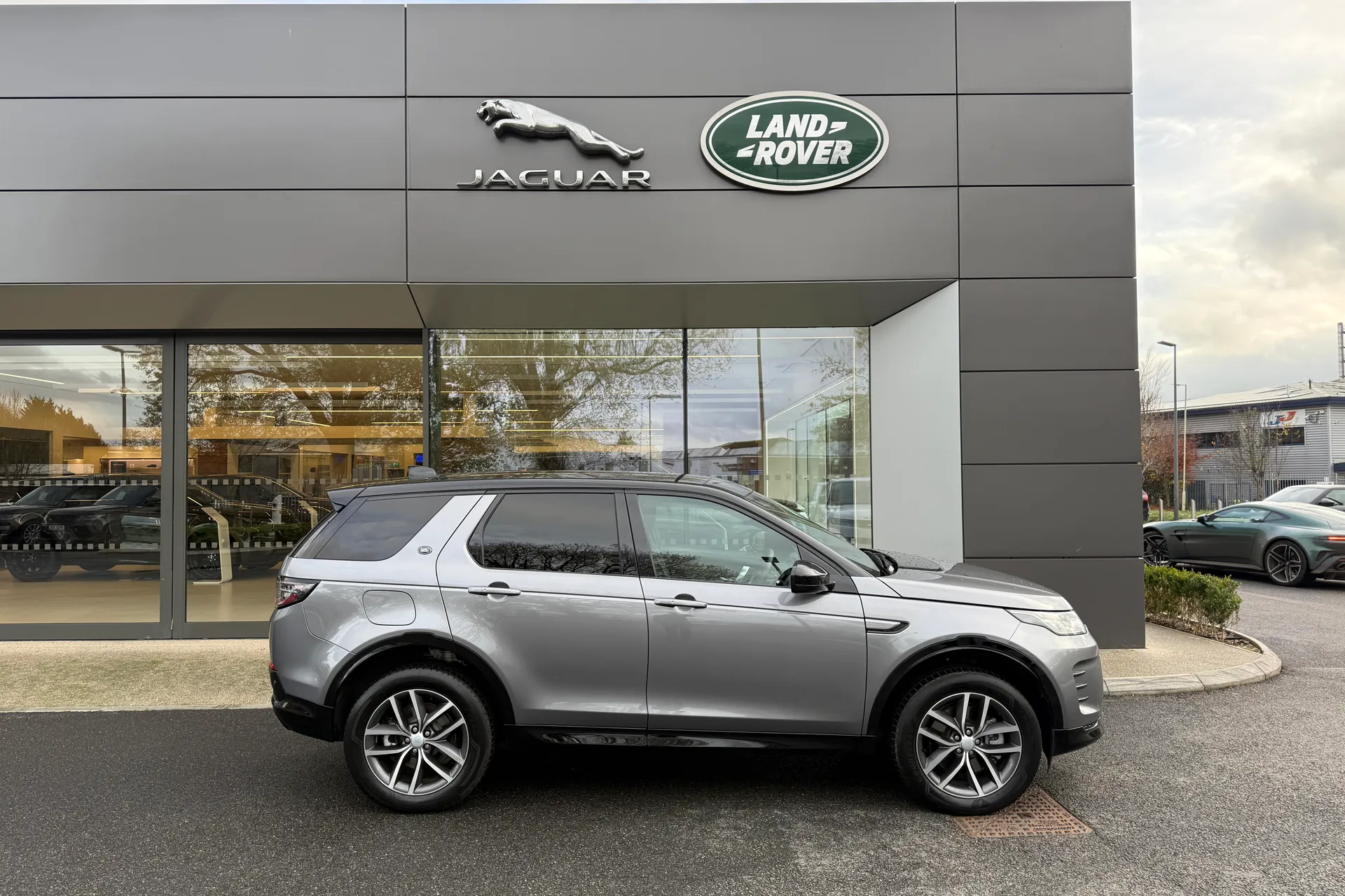LAND ROVER DISCOVERY SPORT thumbnail image number 2
