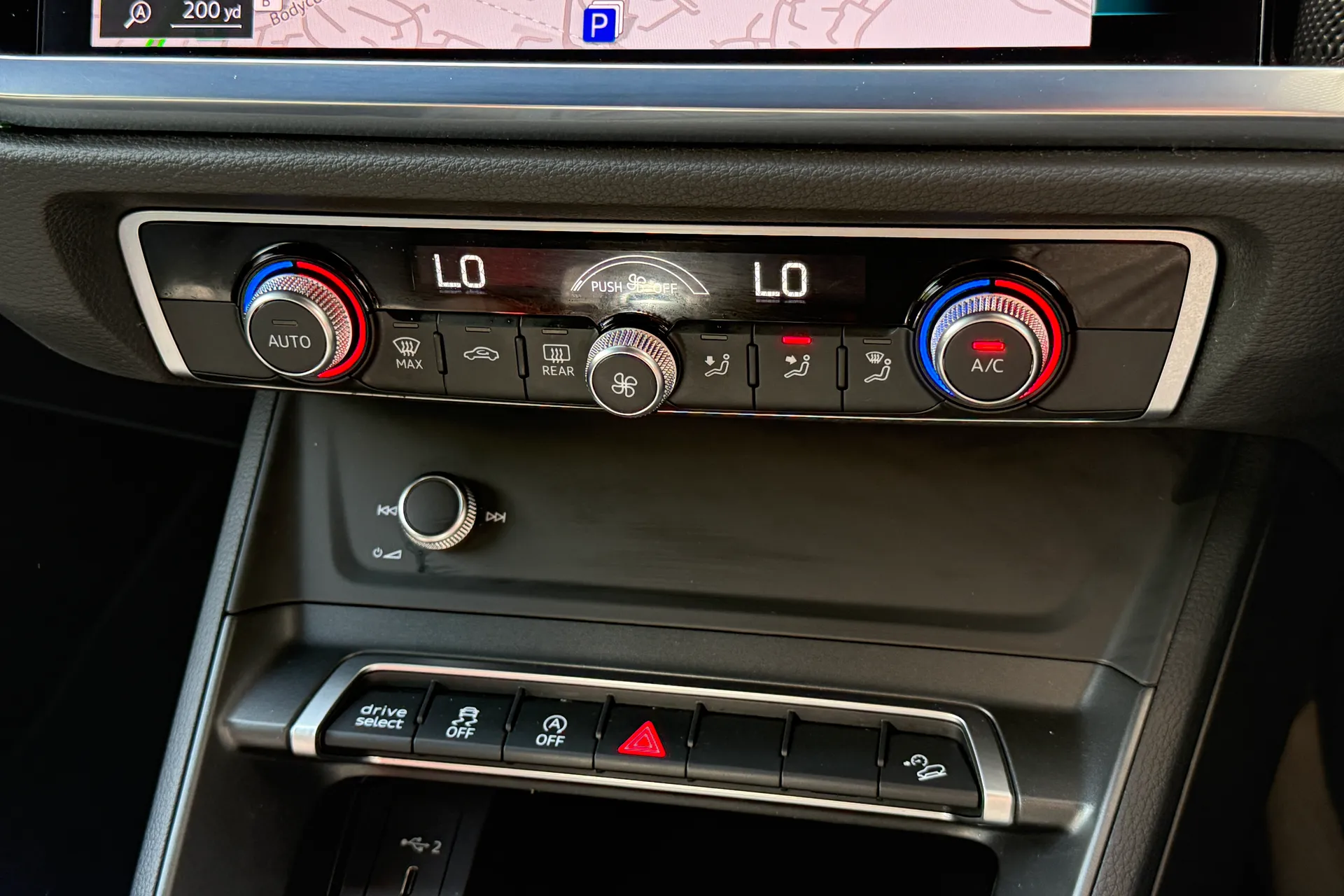 Audi Q3 thumbnail image number 16
