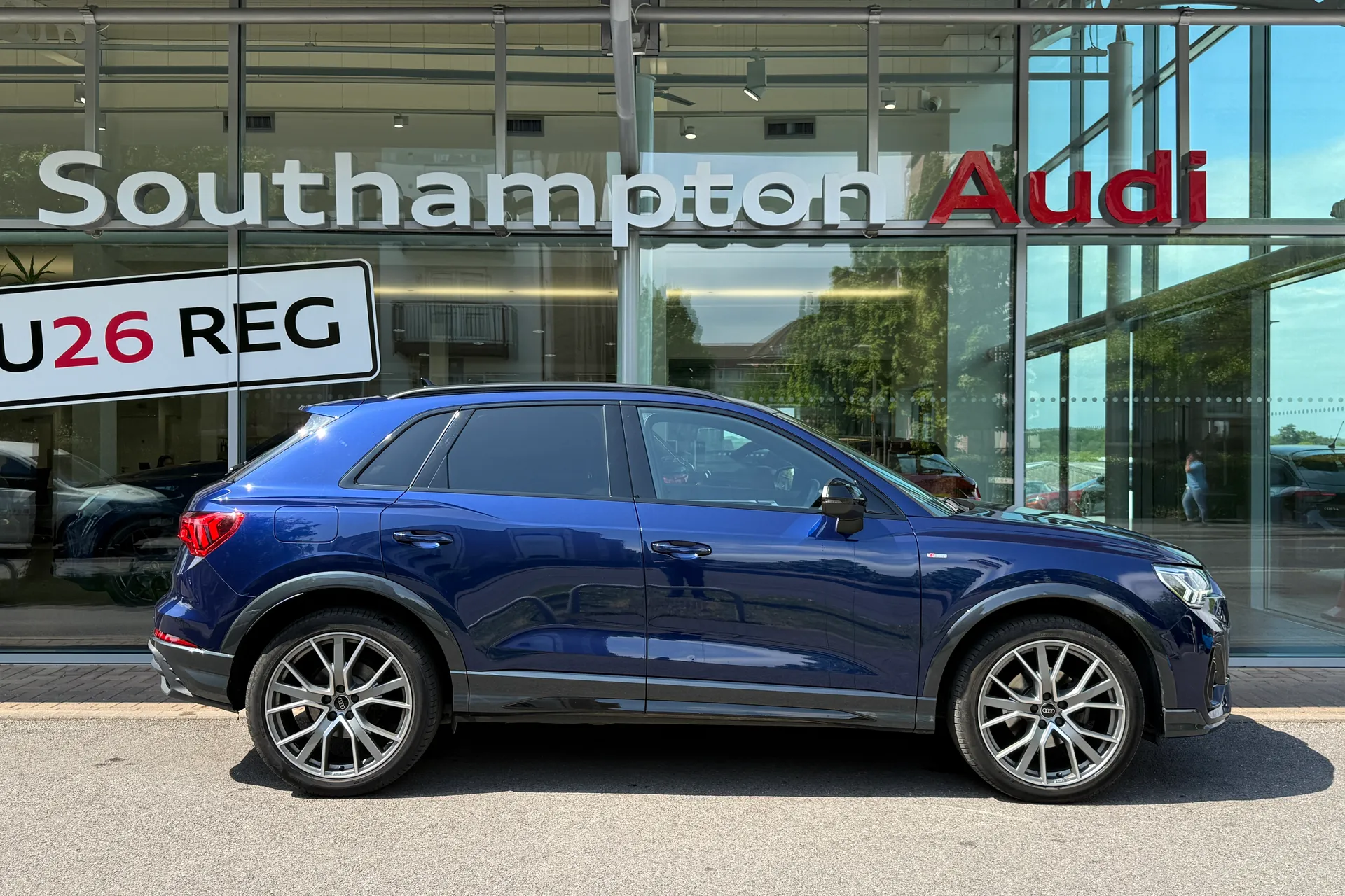 Audi Q3 thumbnail image number 2