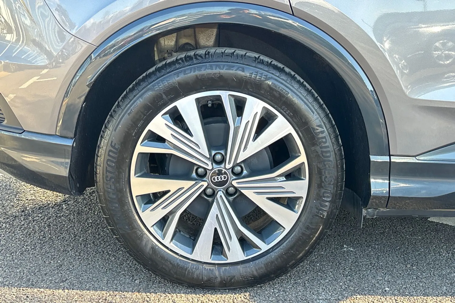 Audi Q4 thumbnail image number 13