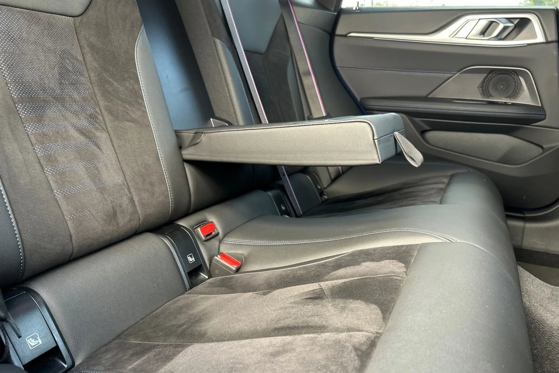 BMW I4 thumbnail image number 35