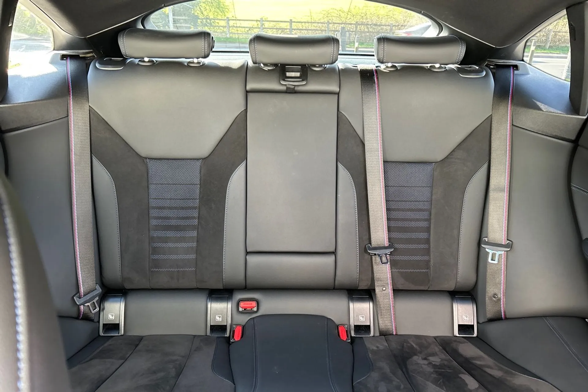 BMW I4 thumbnail image number 33