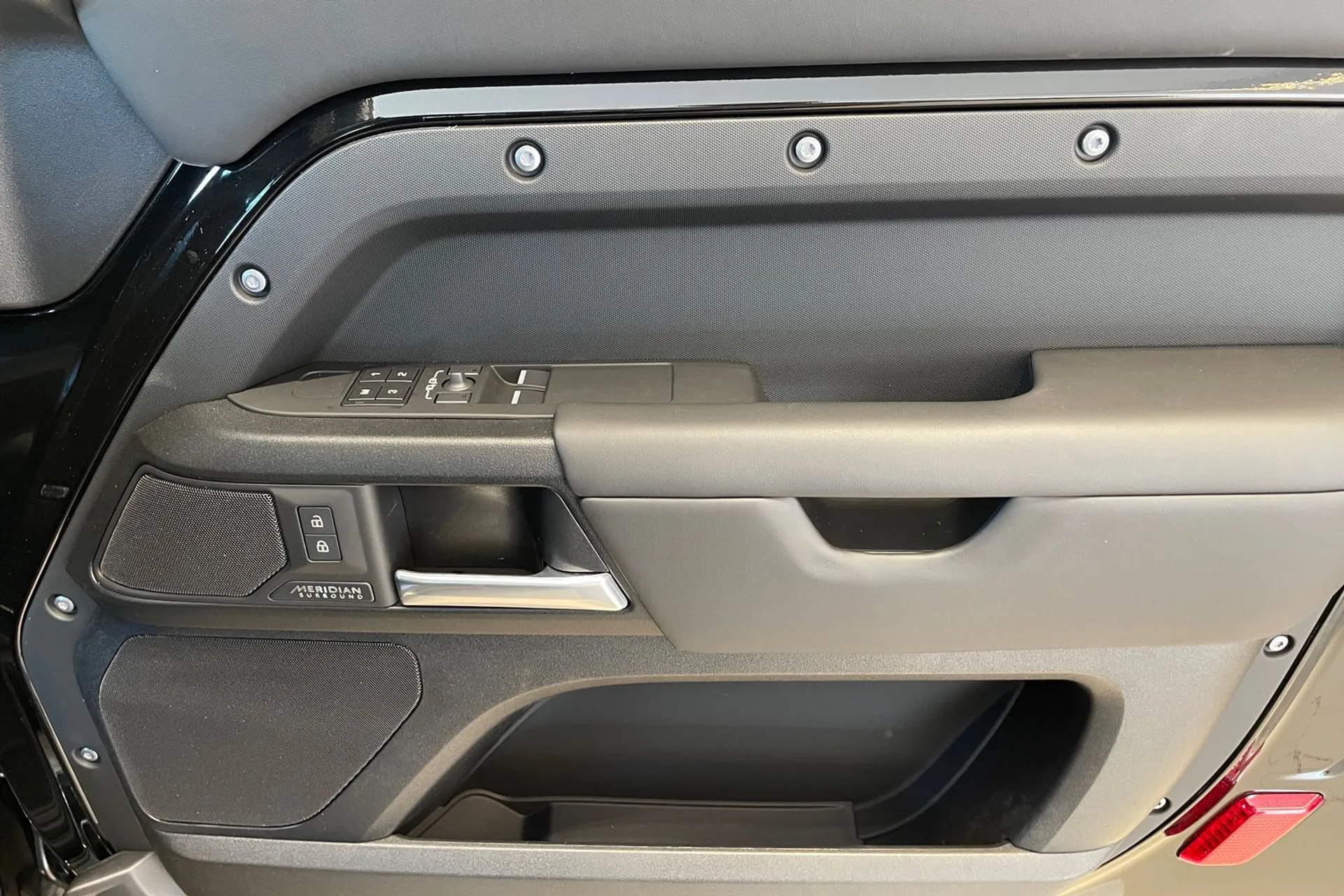 LAND ROVER Defender 90 thumbnail image number 41