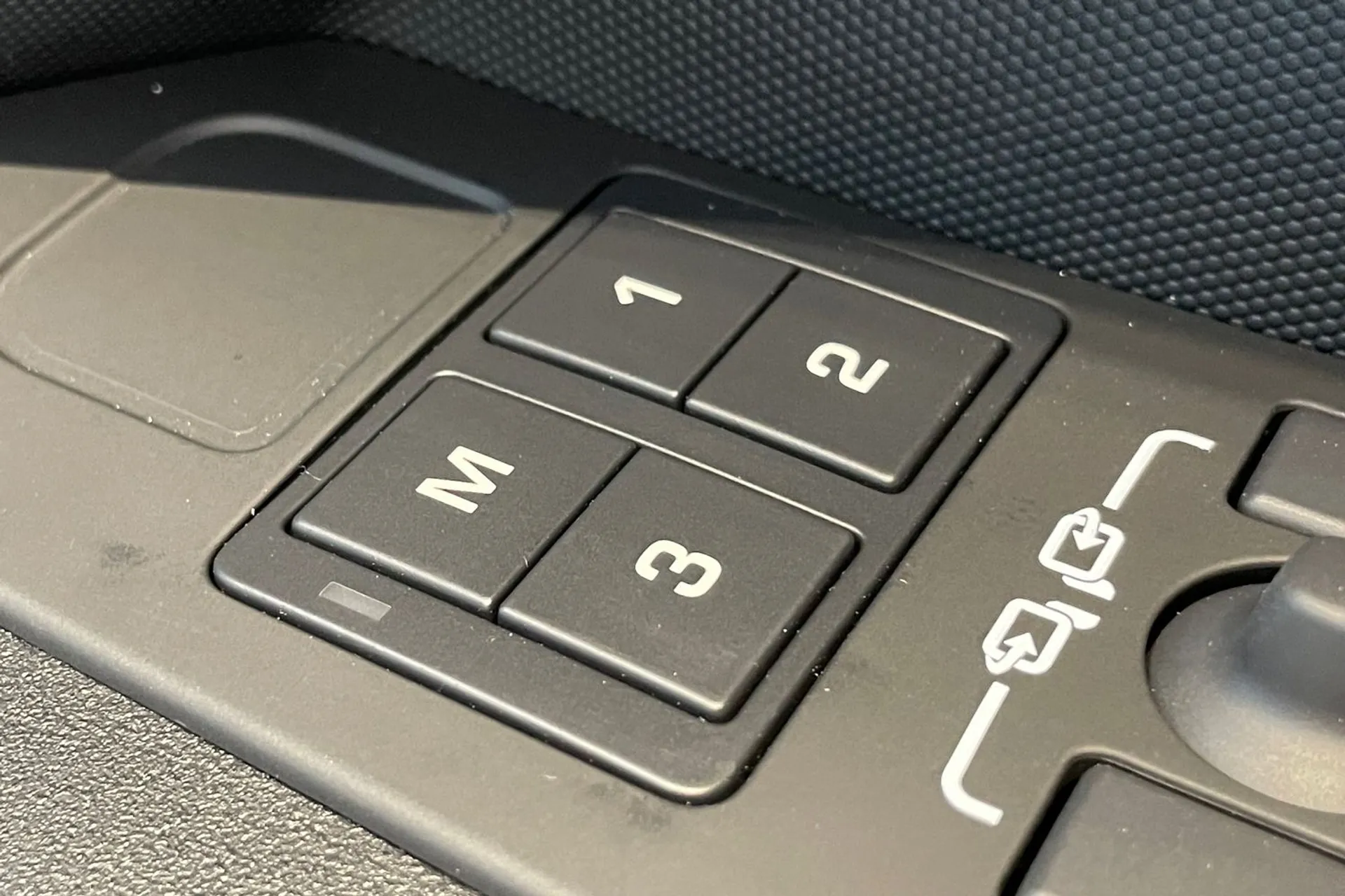LAND ROVER Defender 90 thumbnail image number 42