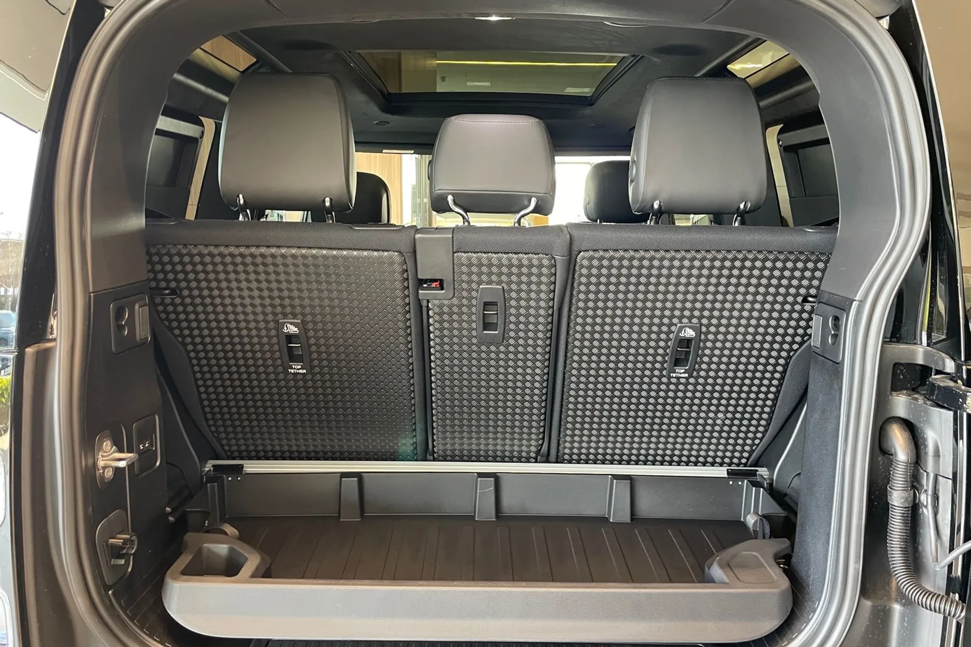LAND ROVER Defender 90 thumbnail image number 32