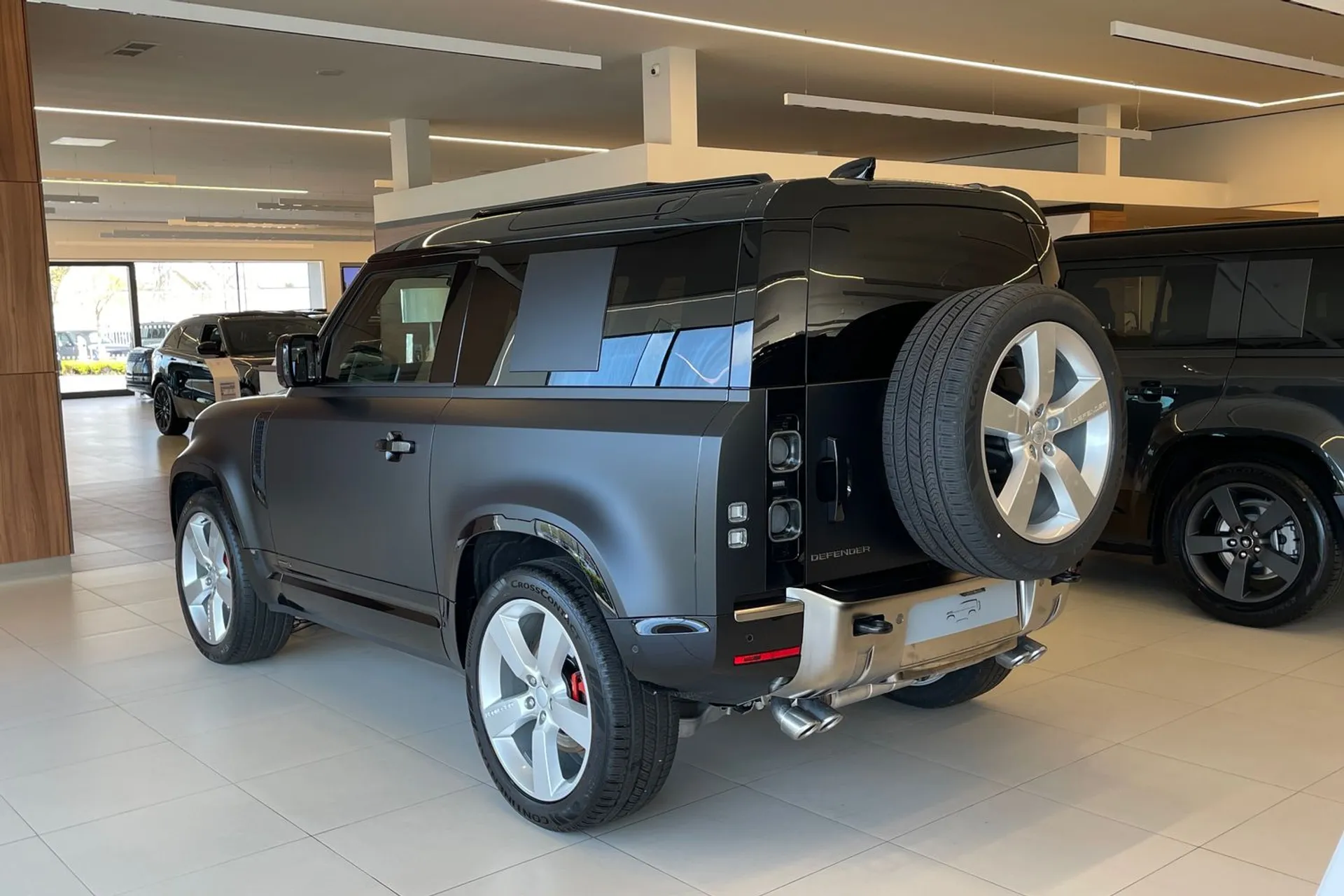 LAND ROVER Defender 90 thumbnail image number 2