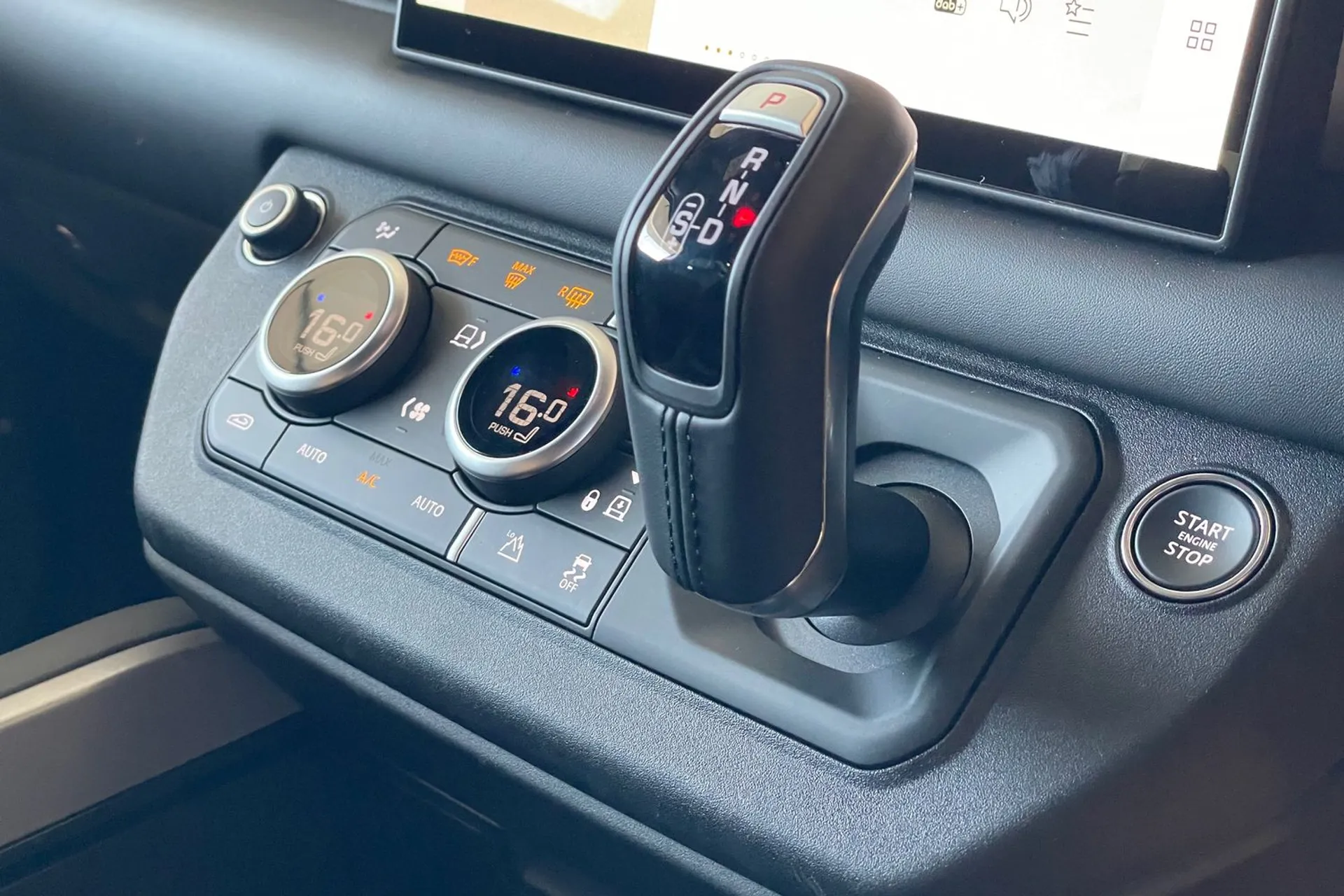 LAND ROVER Defender 90 thumbnail image number 16