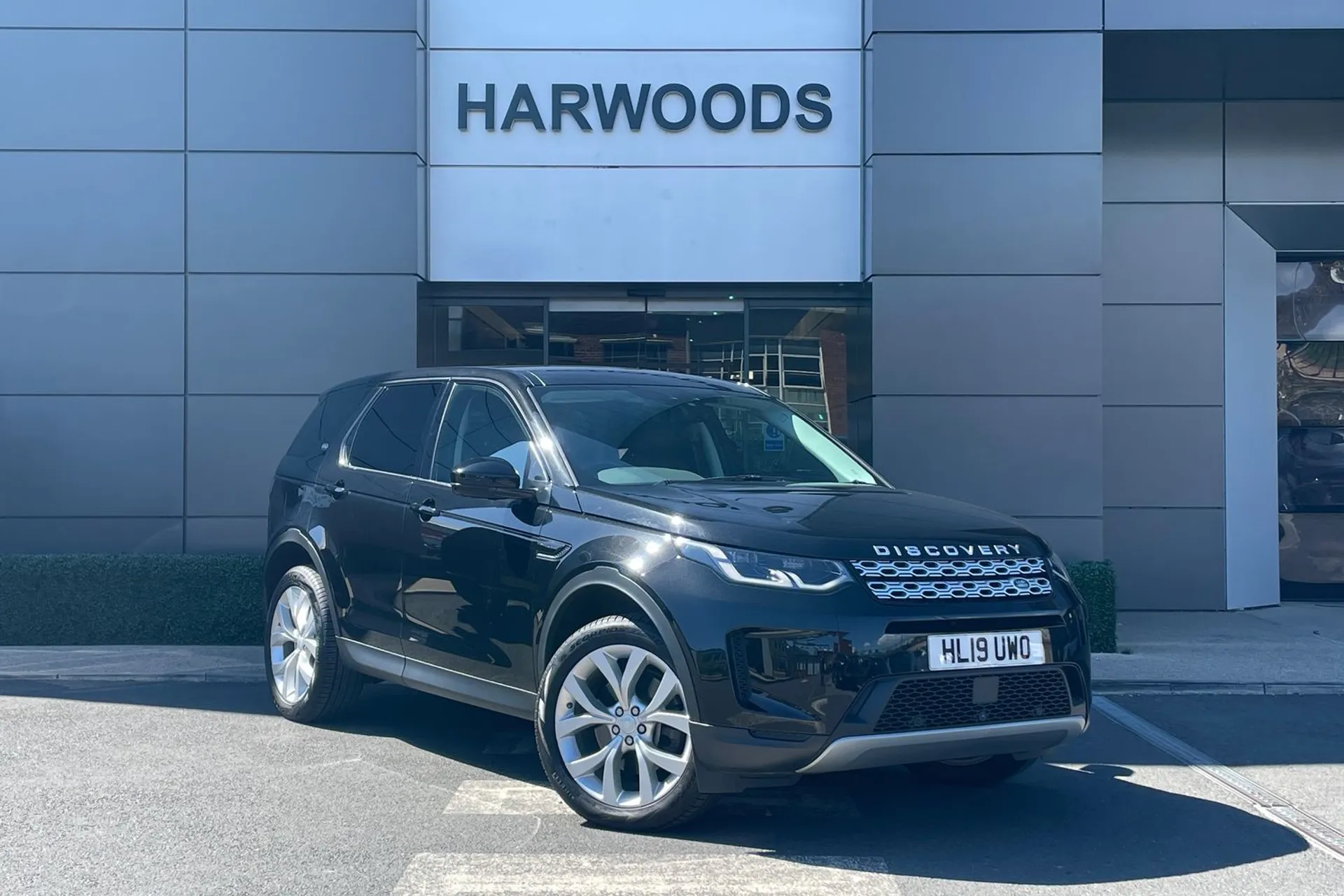 LAND ROVER DISCOVERY SPORT focused image