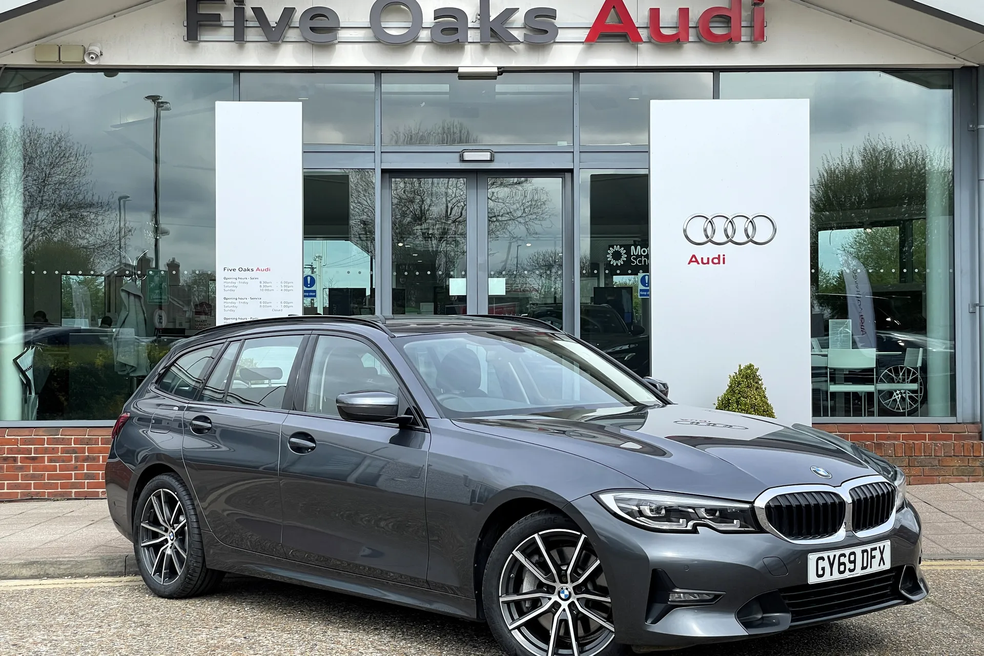BMW 3 SERIES focused image