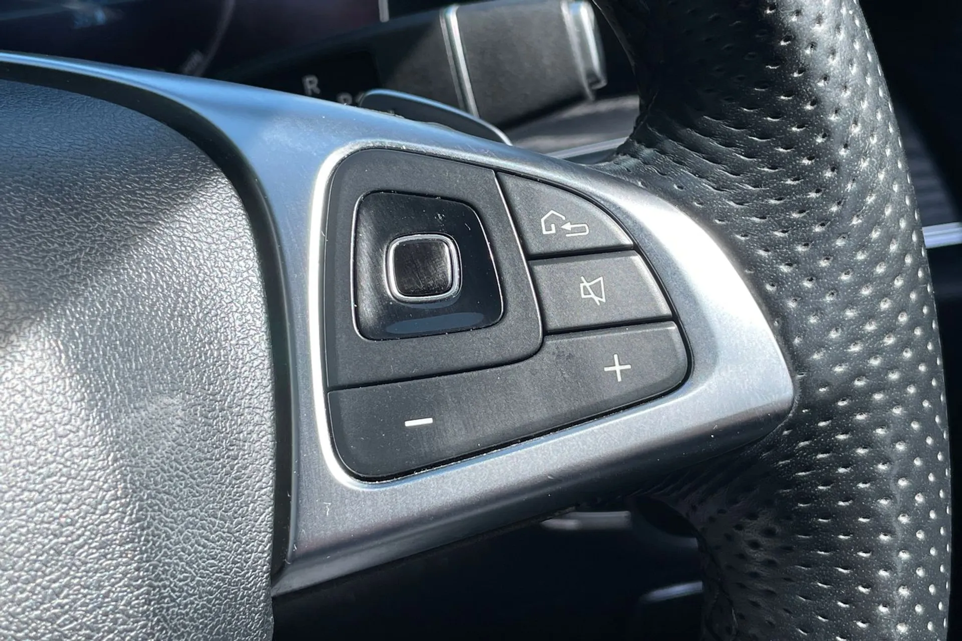 MERCEDES-BENZ E CLASS thumbnail image number 36