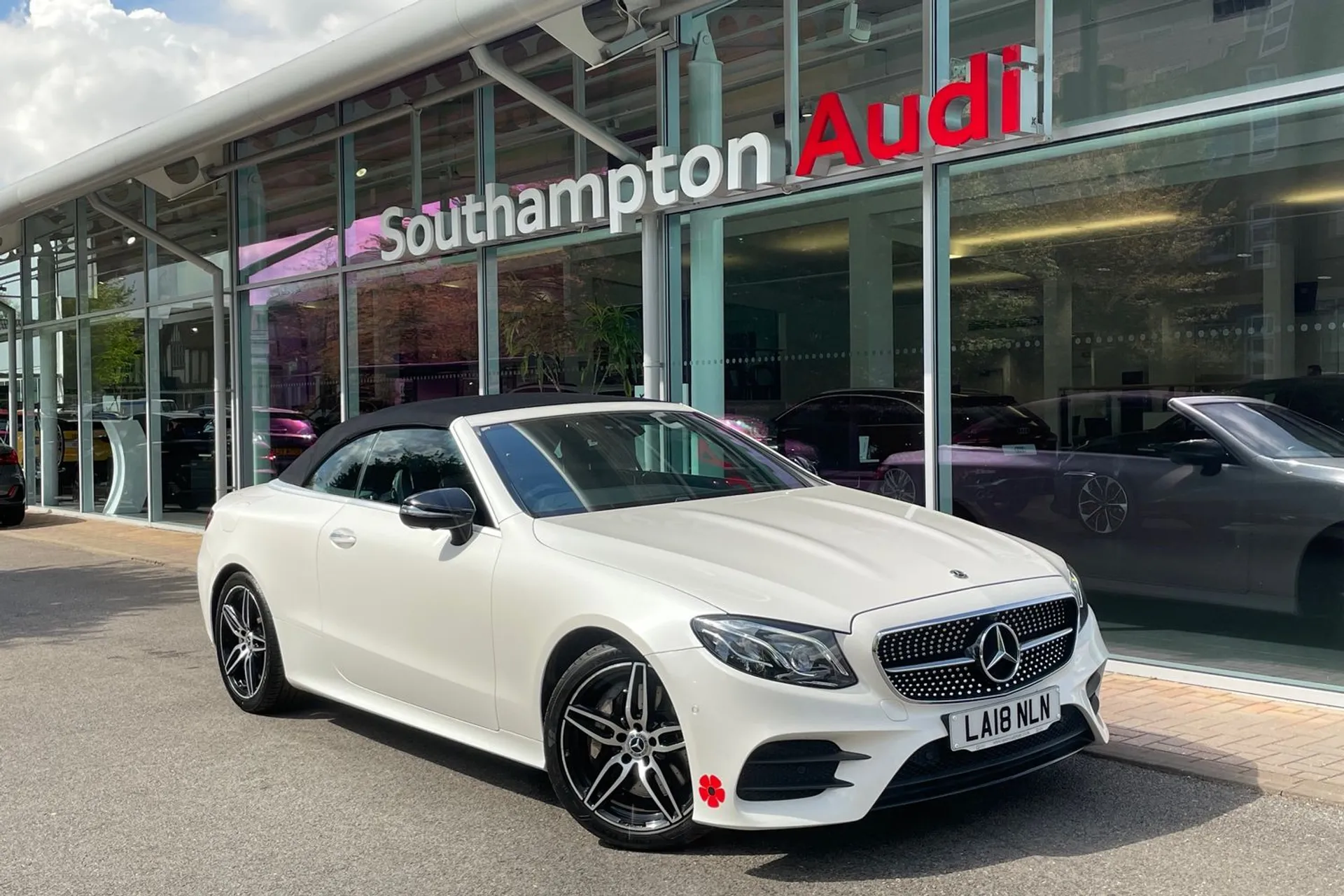 MERCEDES-BENZ E CLASS focused image
