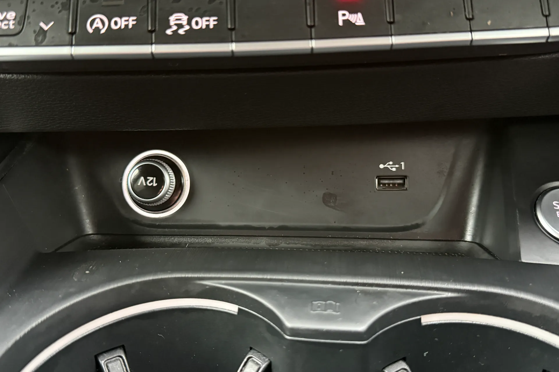 Audi A4 thumbnail image number 25