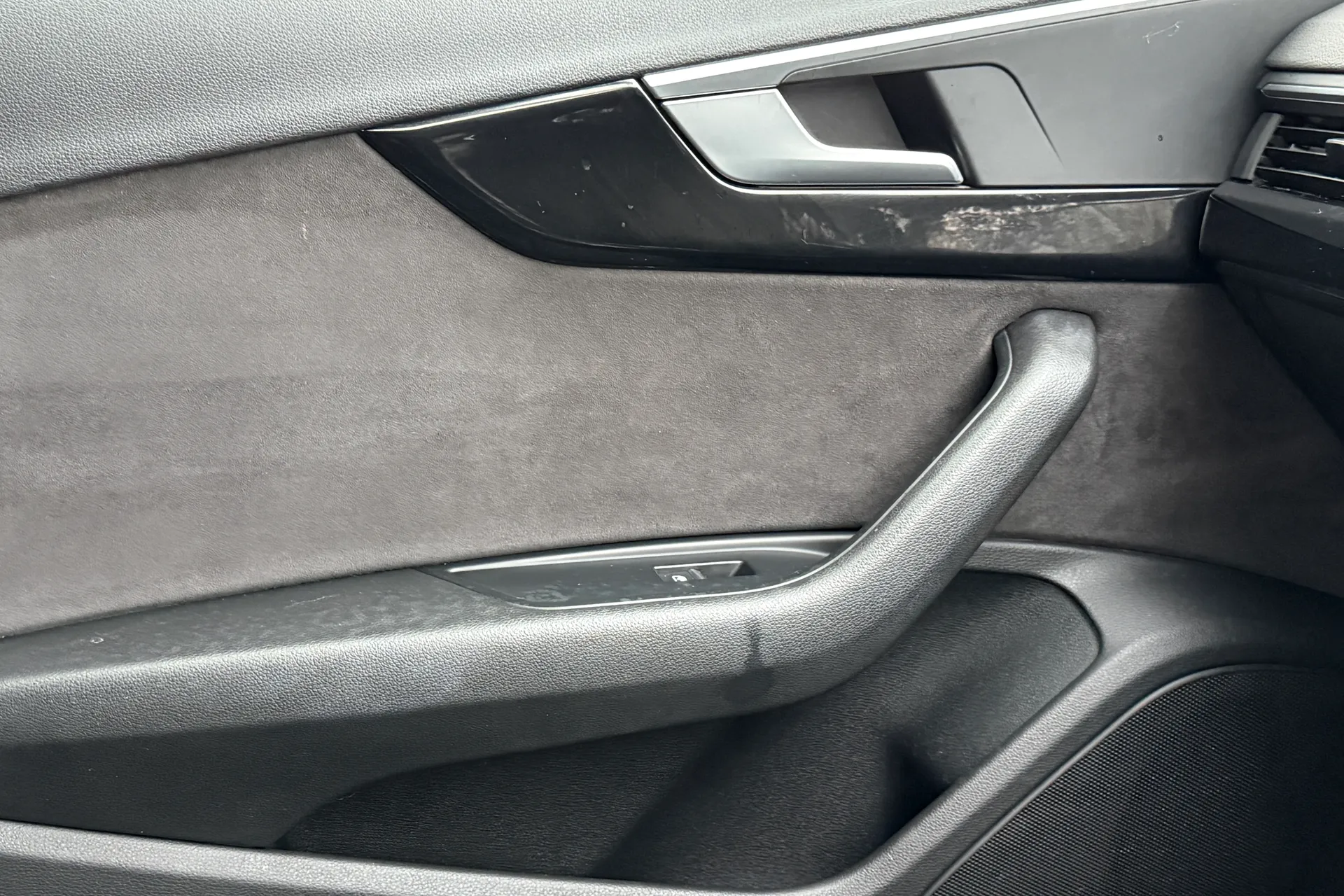 Audi A4 thumbnail image number 27