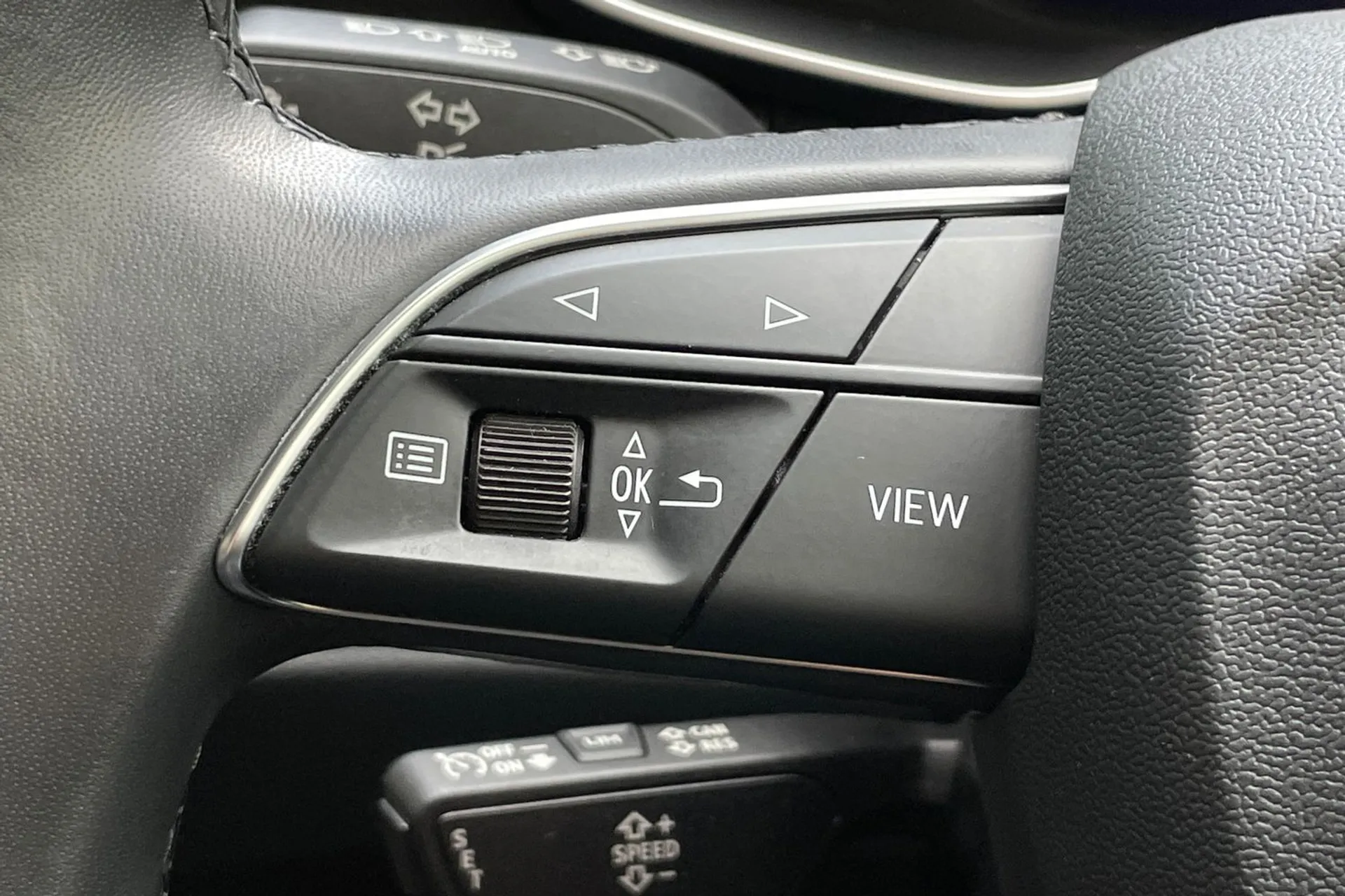 Audi Q3 thumbnail image number 35