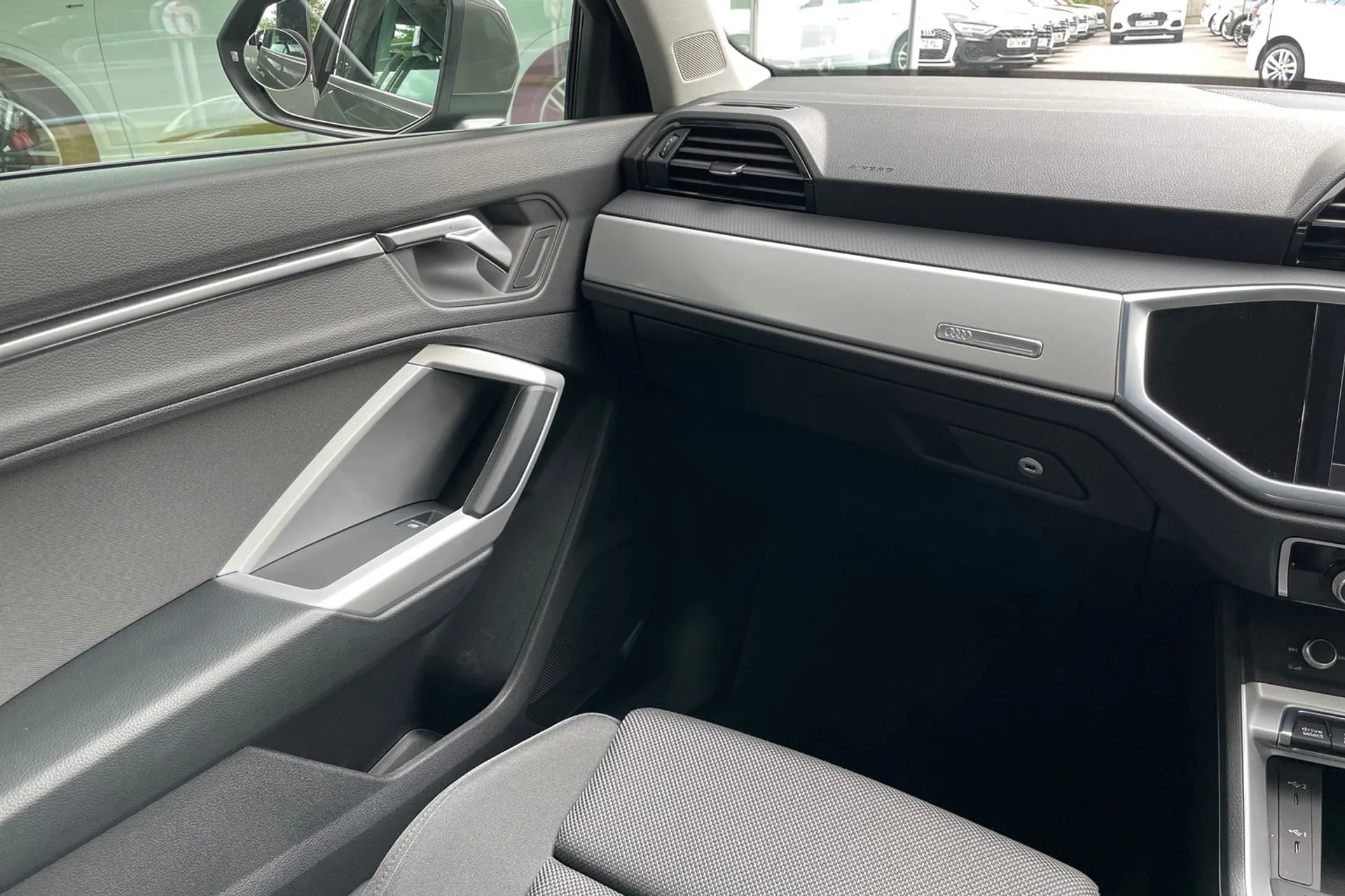 Audi Q3 thumbnail image number 31