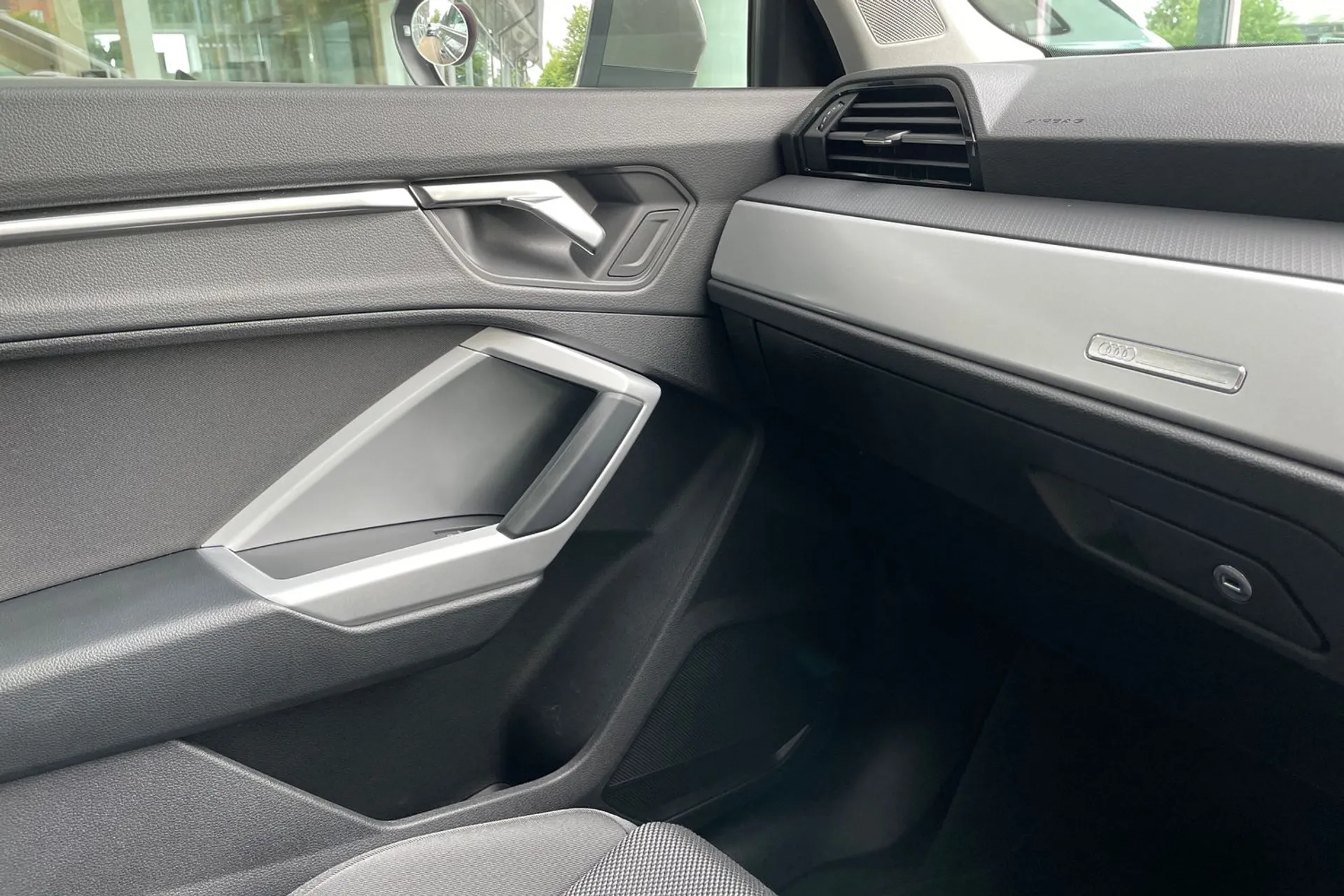 Audi Q3 thumbnail image number 39