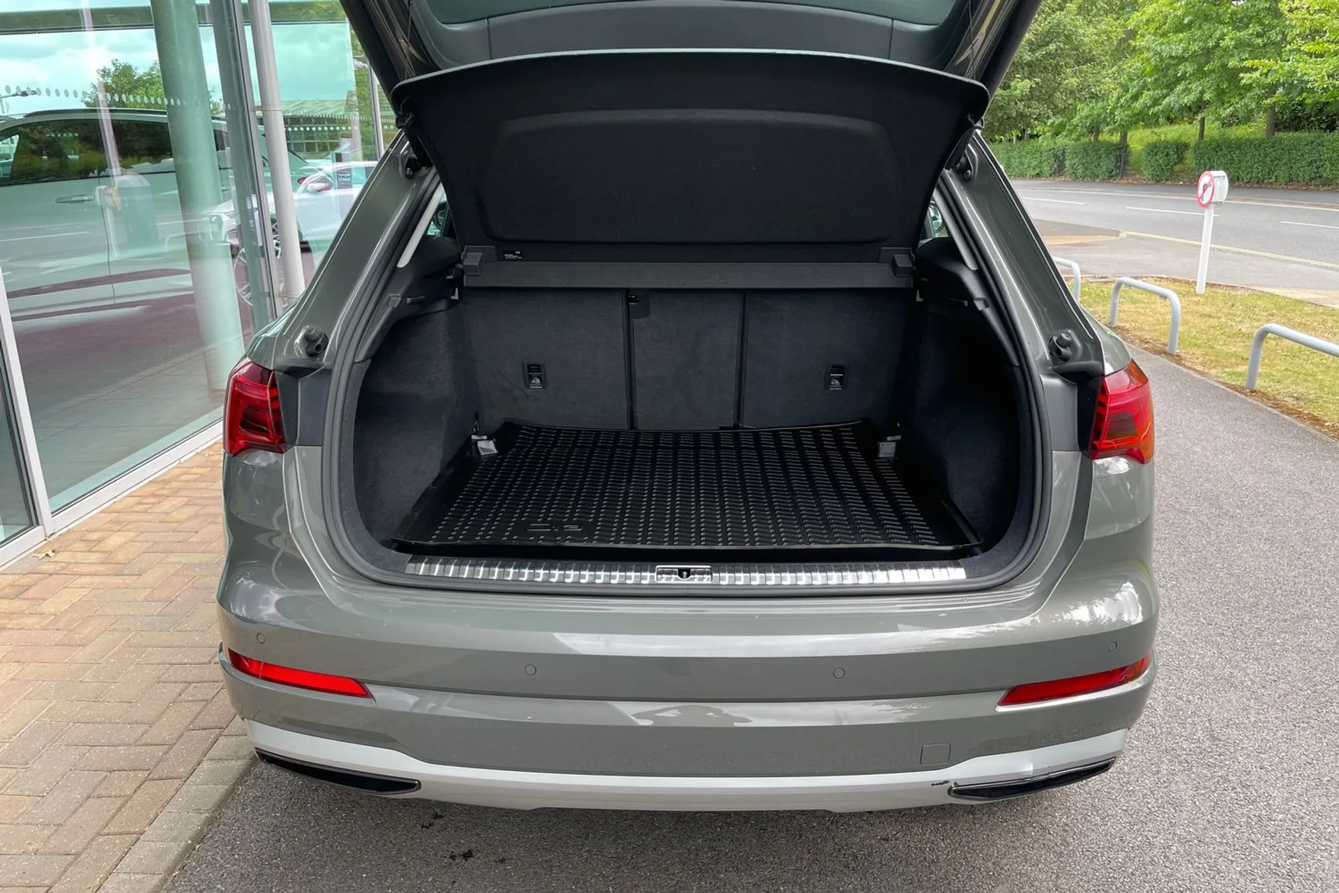 Audi Q3 thumbnail image number 18
