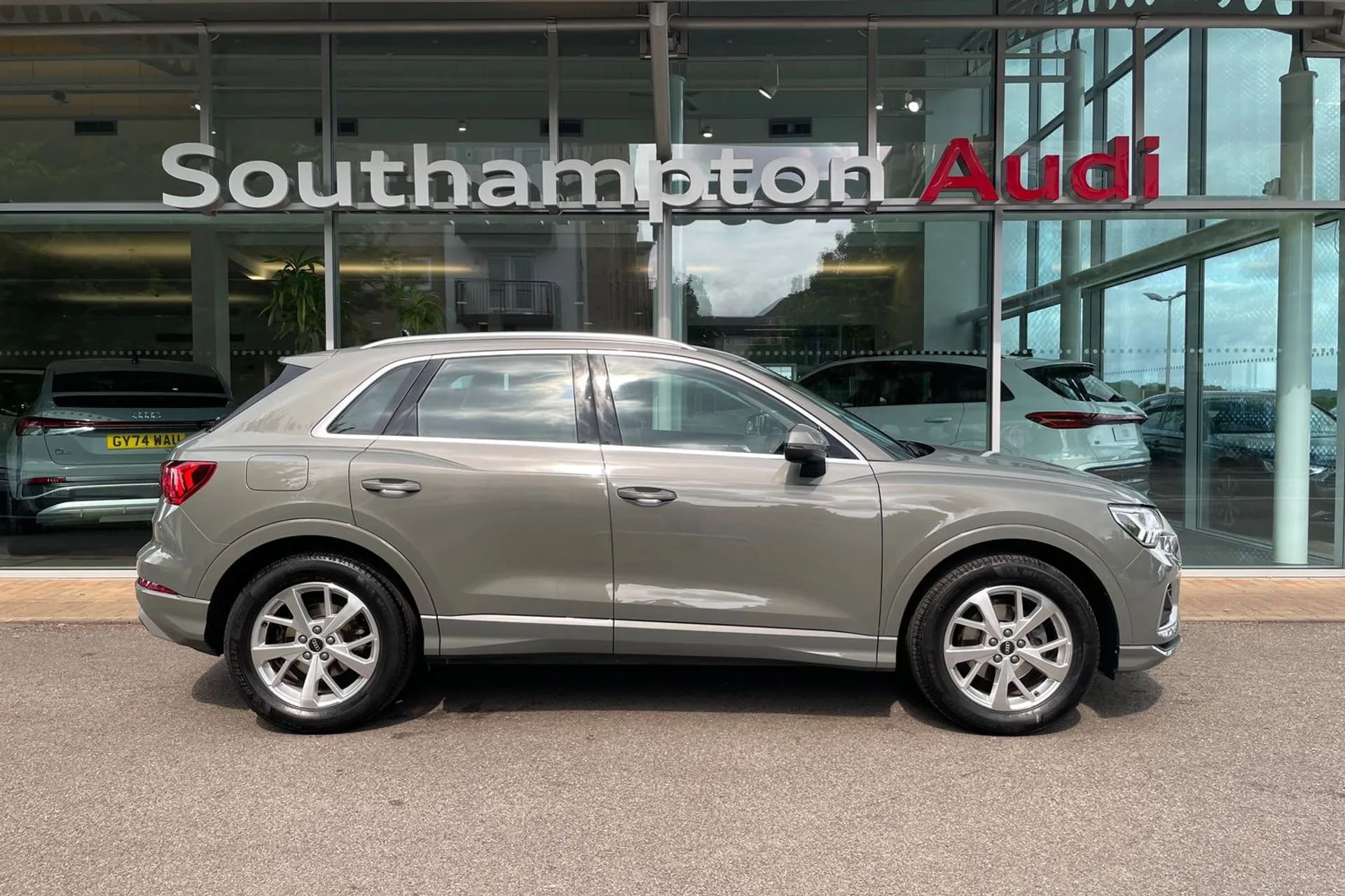 Audi Q3 thumbnail image number 2