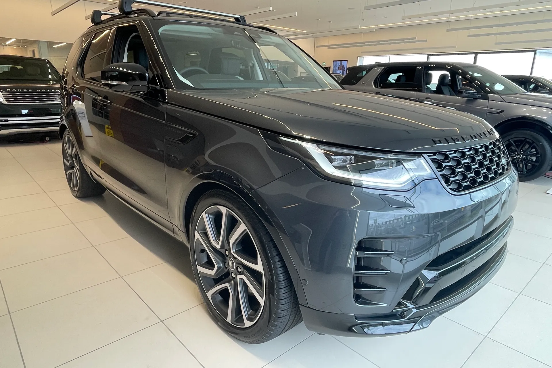 LAND ROVER DISCOVERY focused image