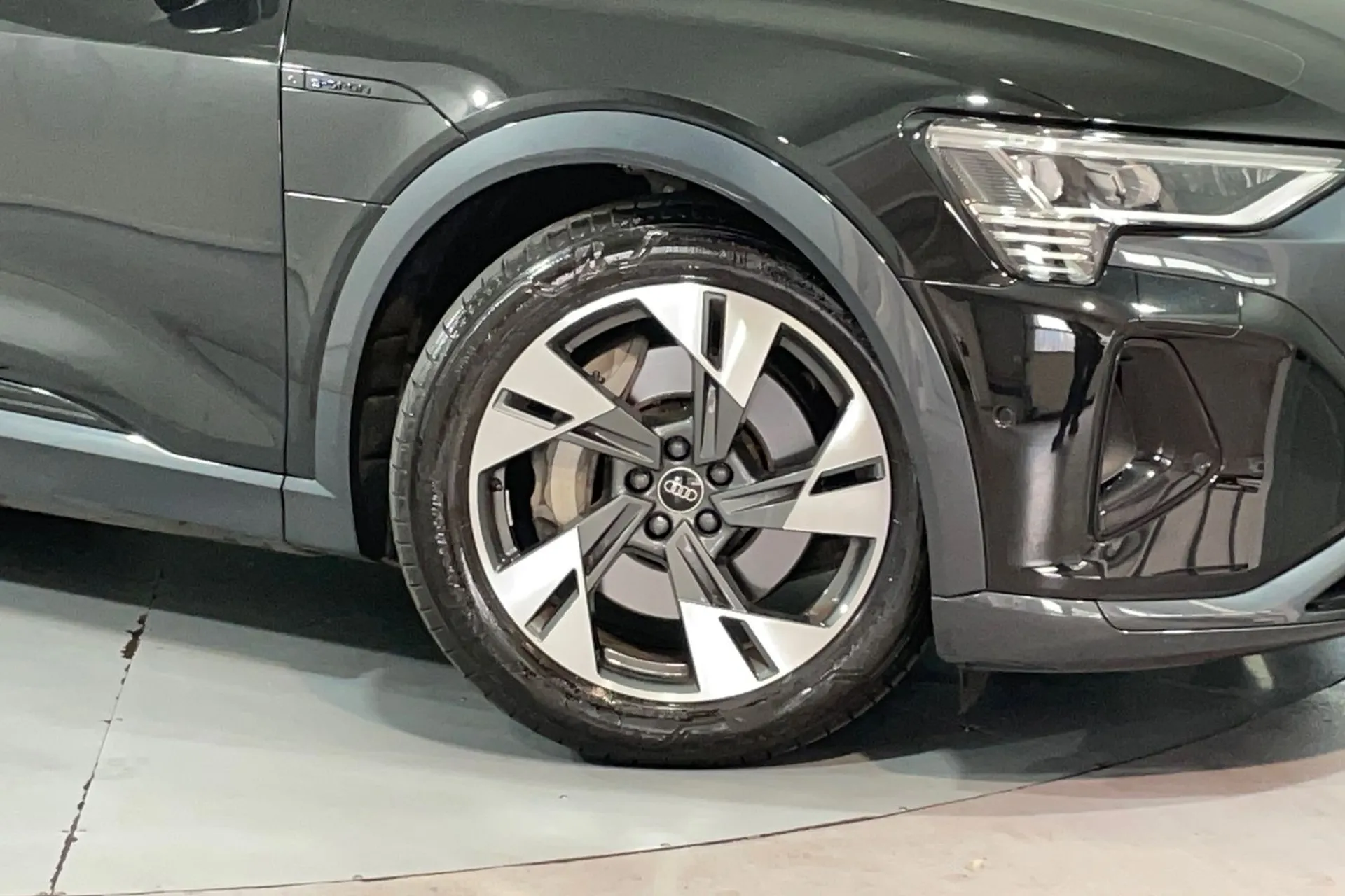 Audi Q8 thumbnail image number 9