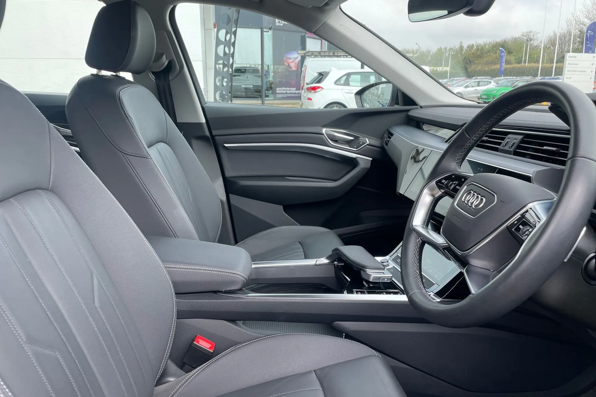 Audi Q8 thumbnail image number 25