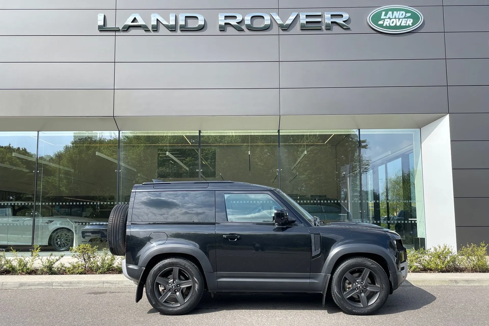 LAND ROVER DEFENDER thumbnail image number 2