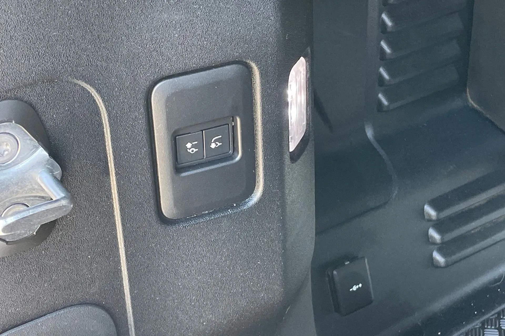 LAND ROVER DEFENDER thumbnail image number 35