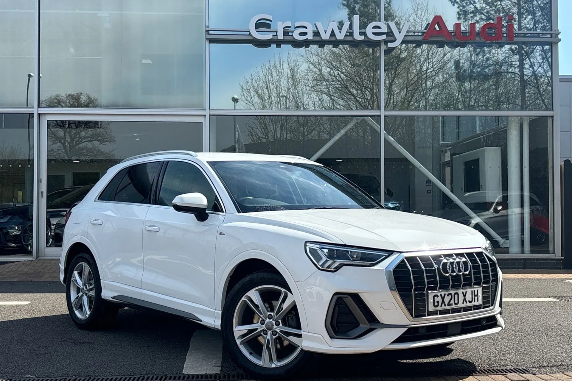 Audi Q3 focused image