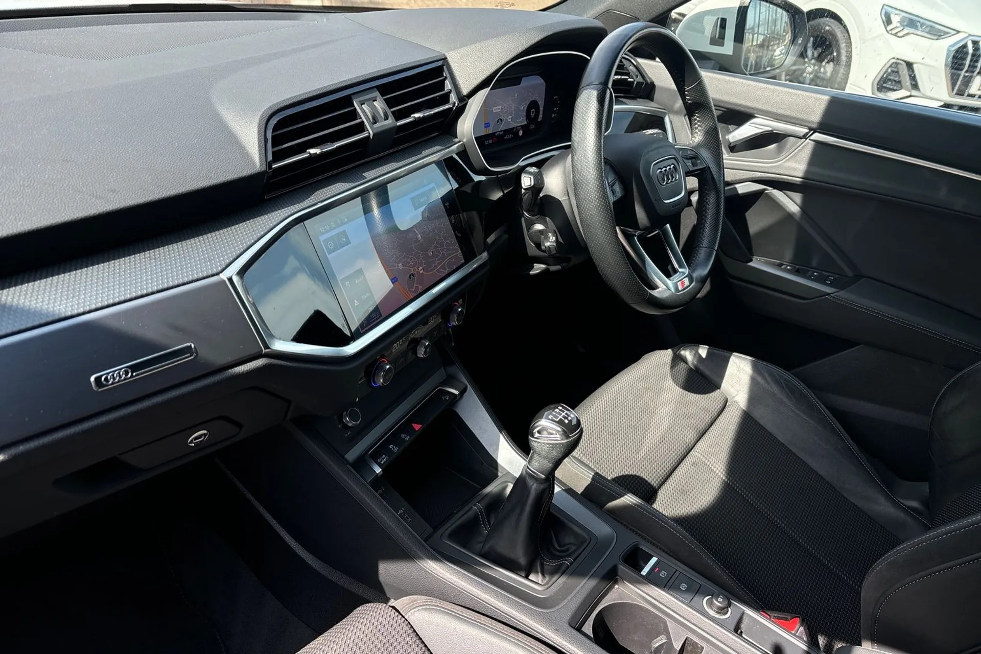 Audi Q3 thumbnail image number 26