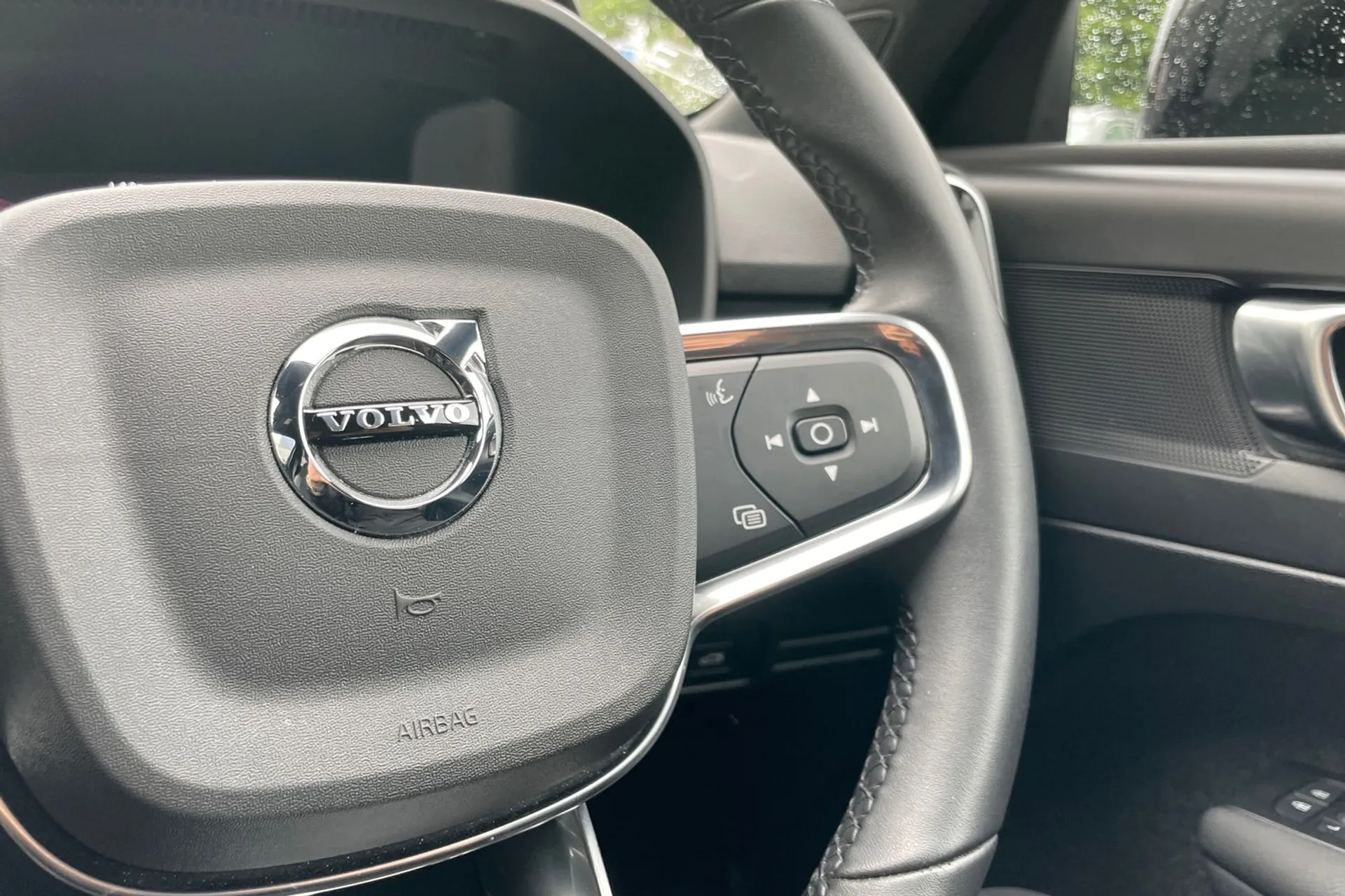 Volvo XC40 thumbnail image number 36