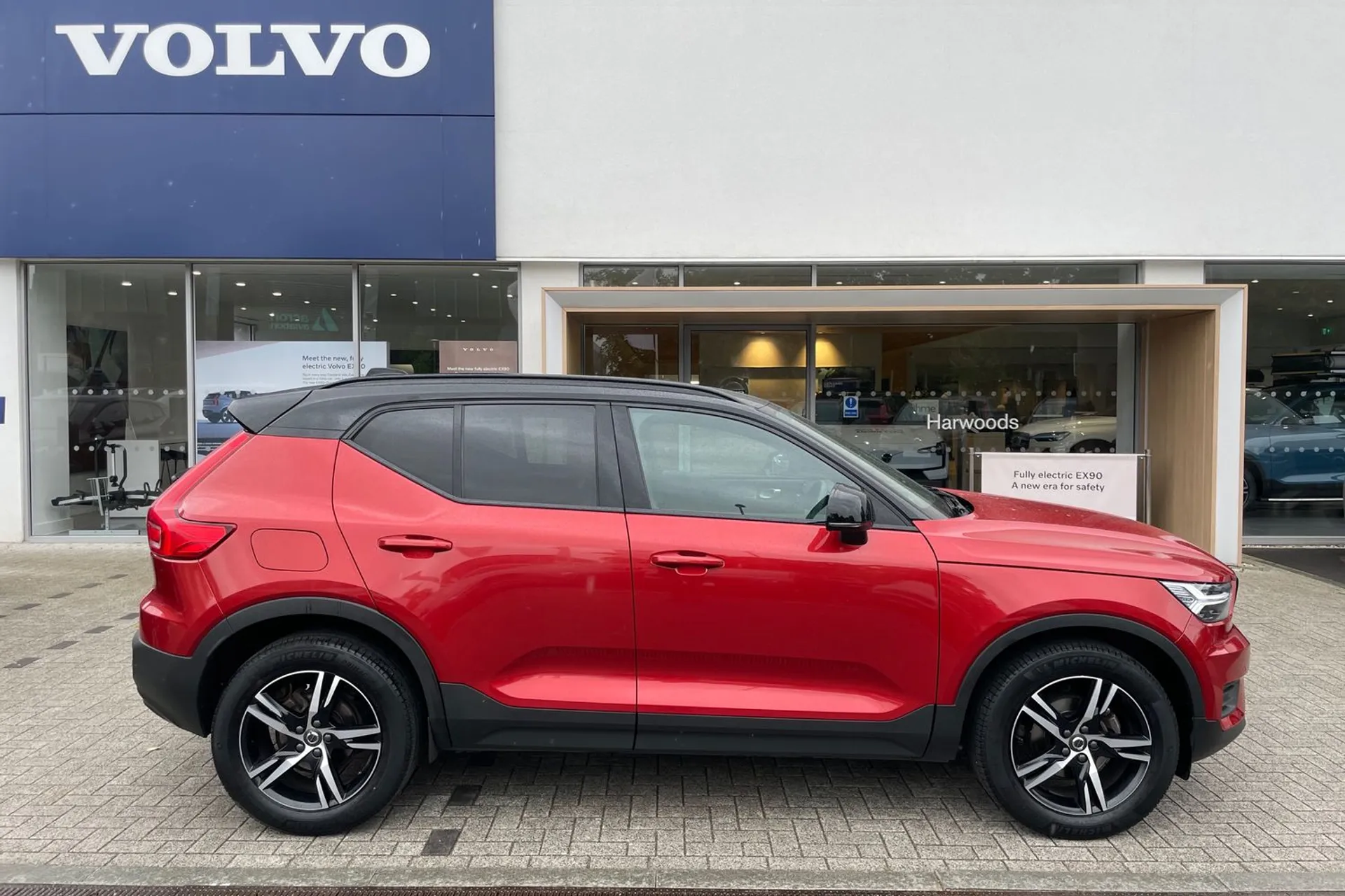 Volvo XC40 thumbnail image number 2