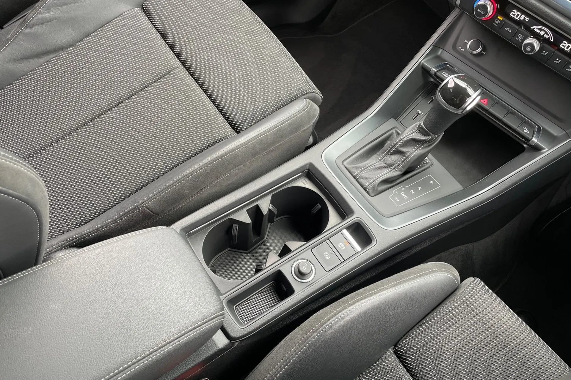 Audi Q3 thumbnail image number 15