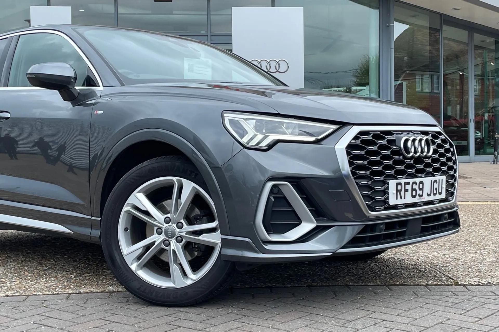 Audi Q3 thumbnail image number 24