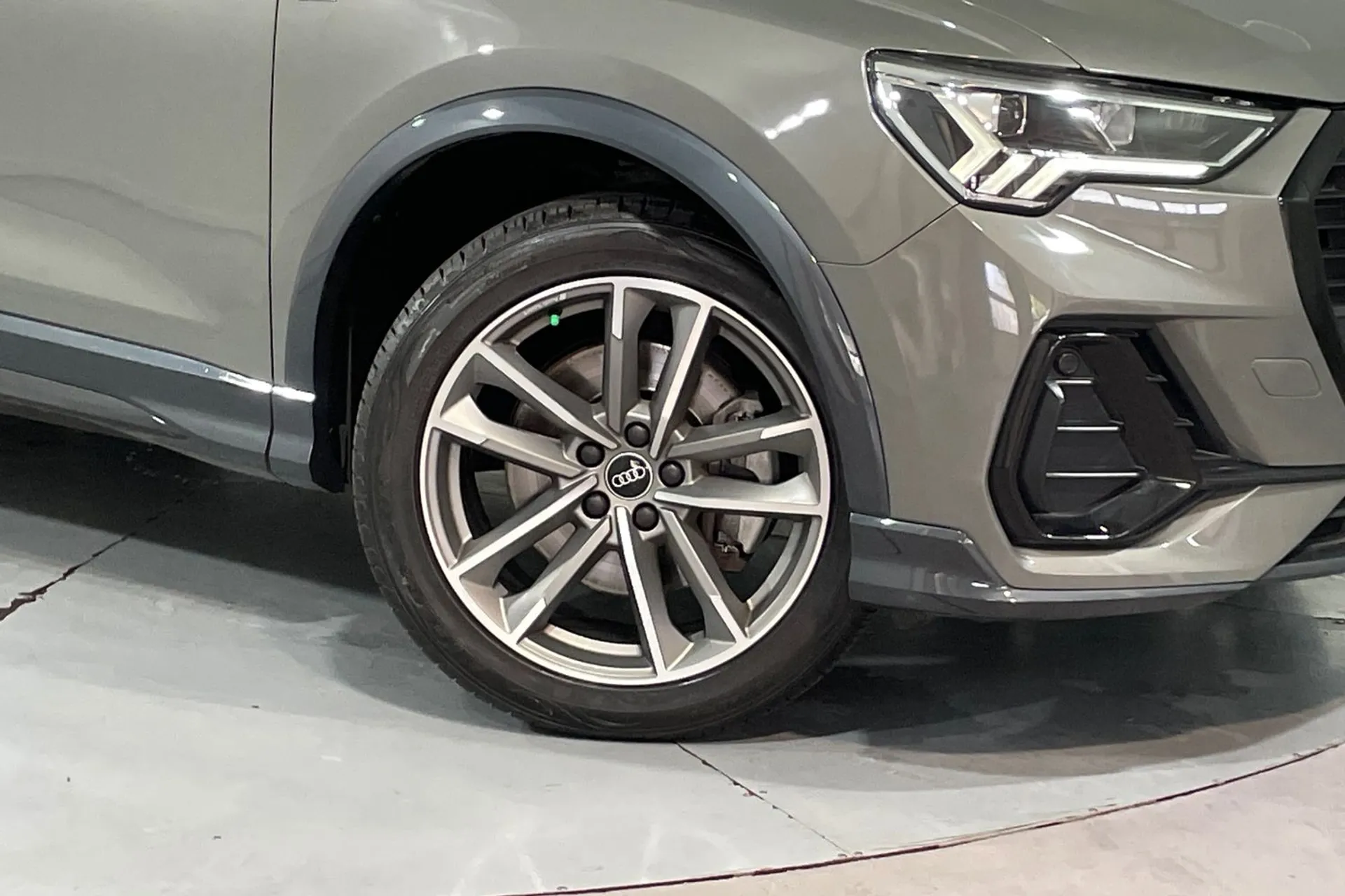Audi Q3 thumbnail image number 9