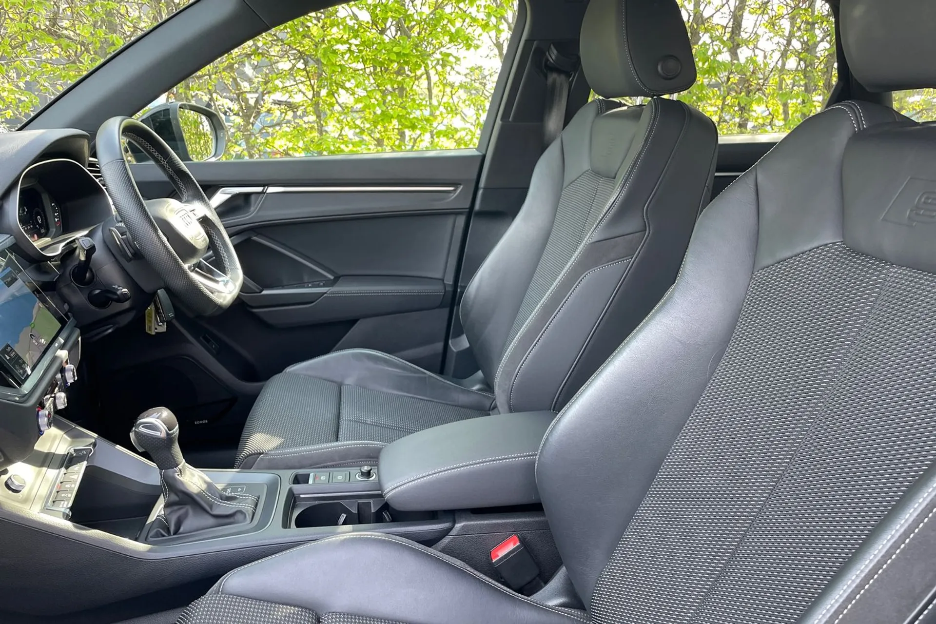 Audi Q3 thumbnail image number 30