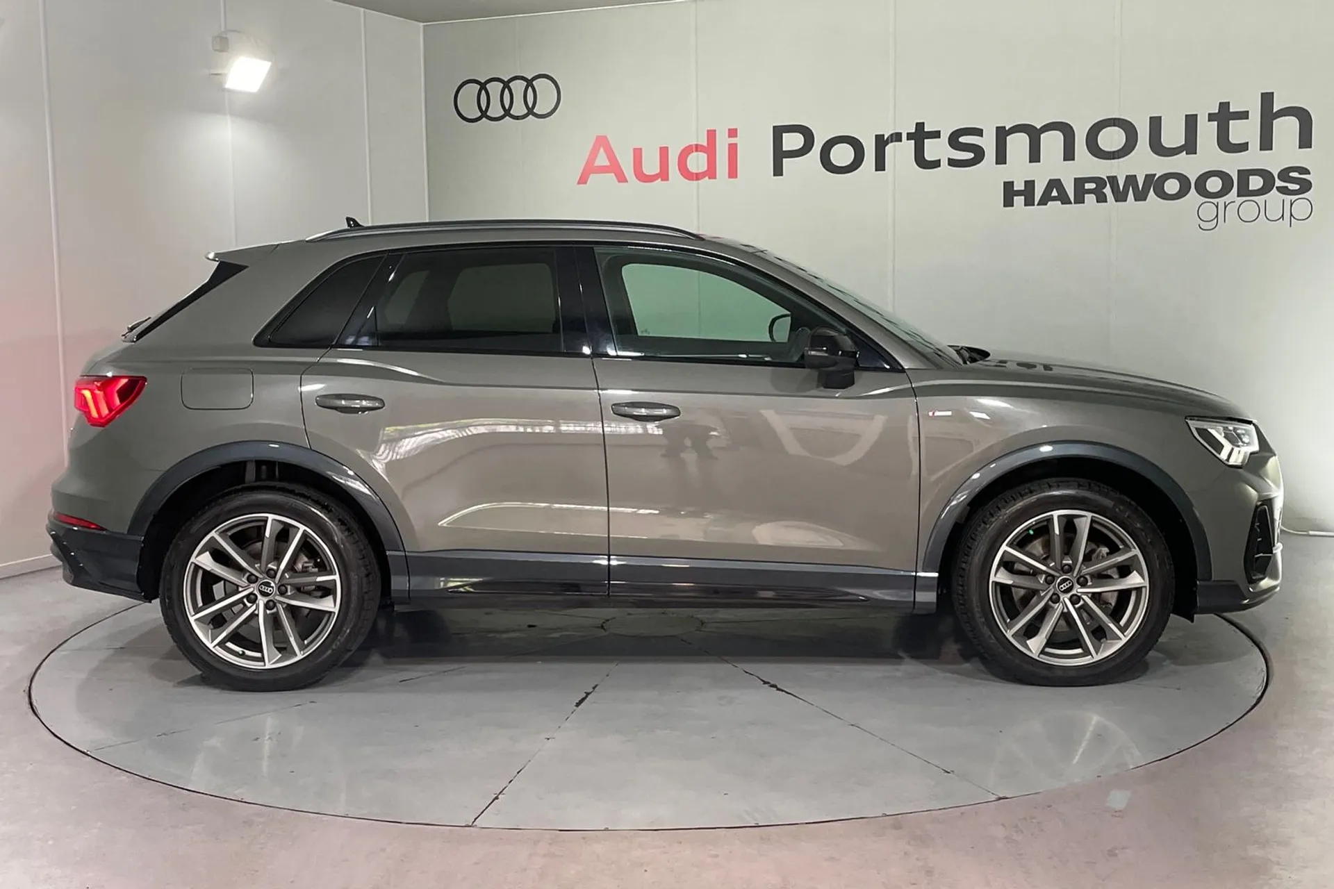 Audi Q3 thumbnail image number 2