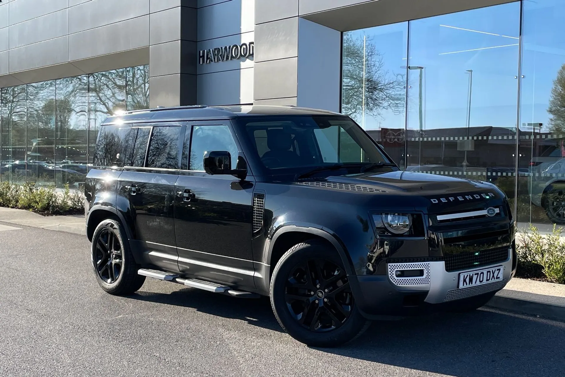 LAND ROVER DEFENDER focused image
