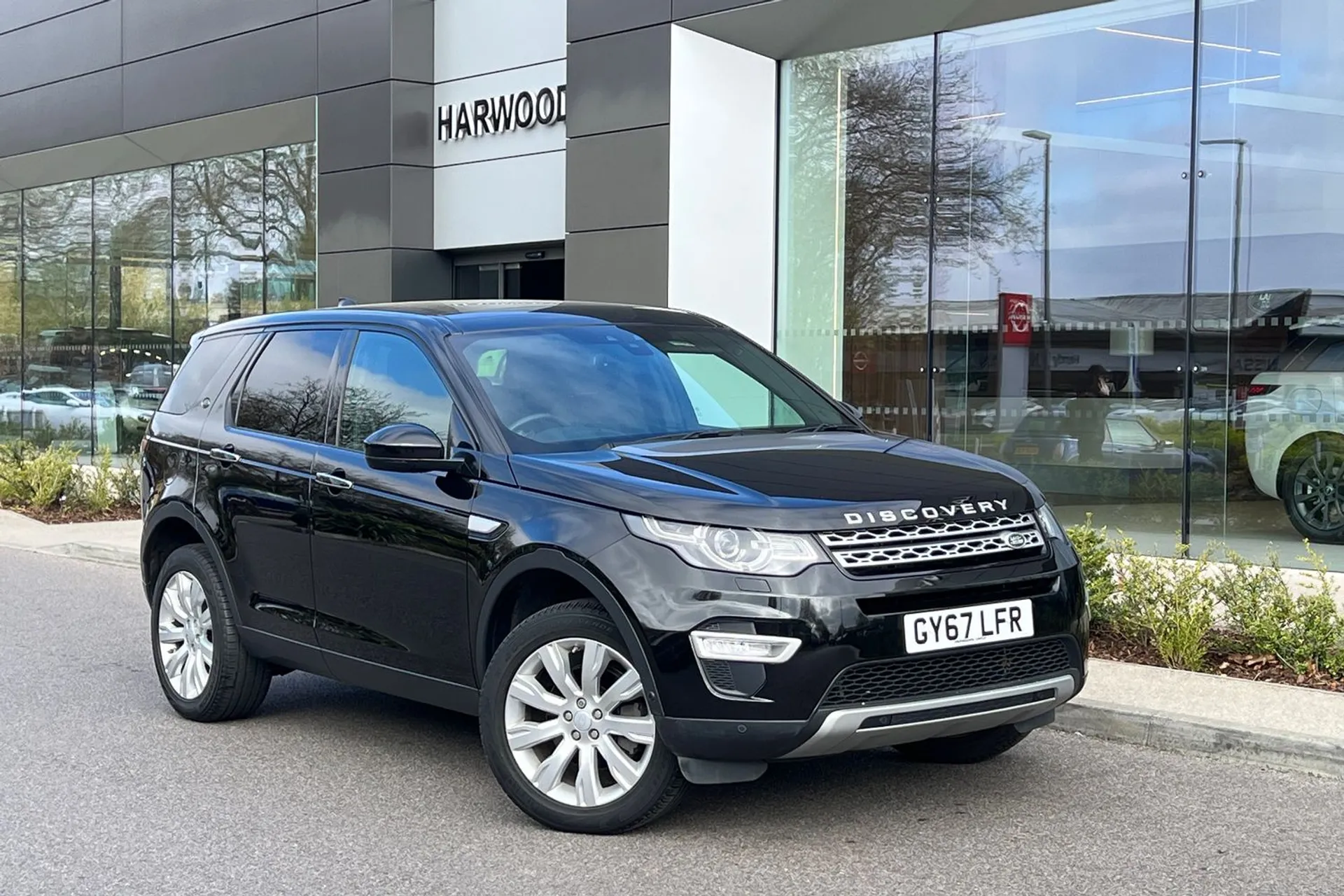 LAND ROVER DISCOVERY SPORT focused image