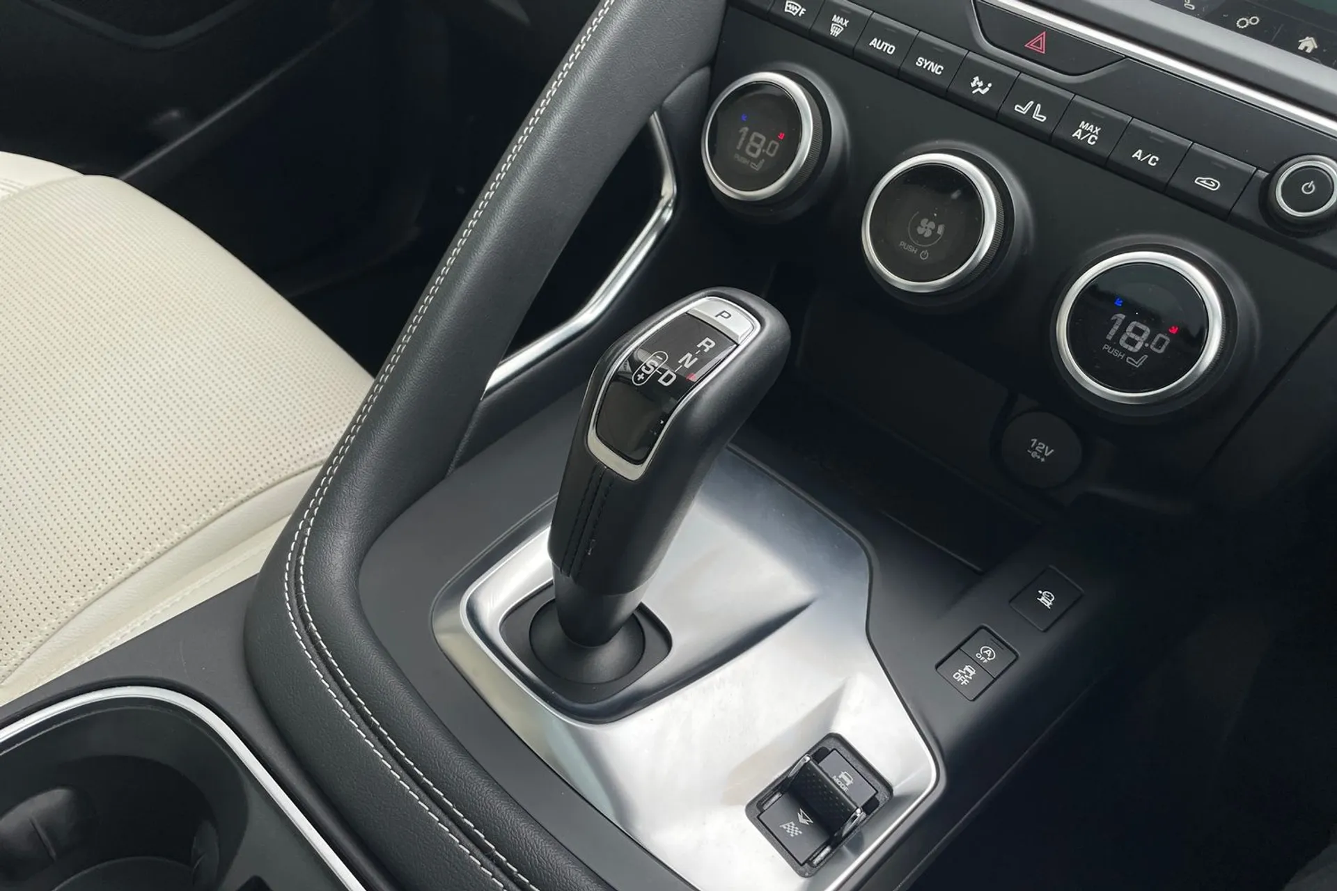 Jaguar E-PACE thumbnail image number 45