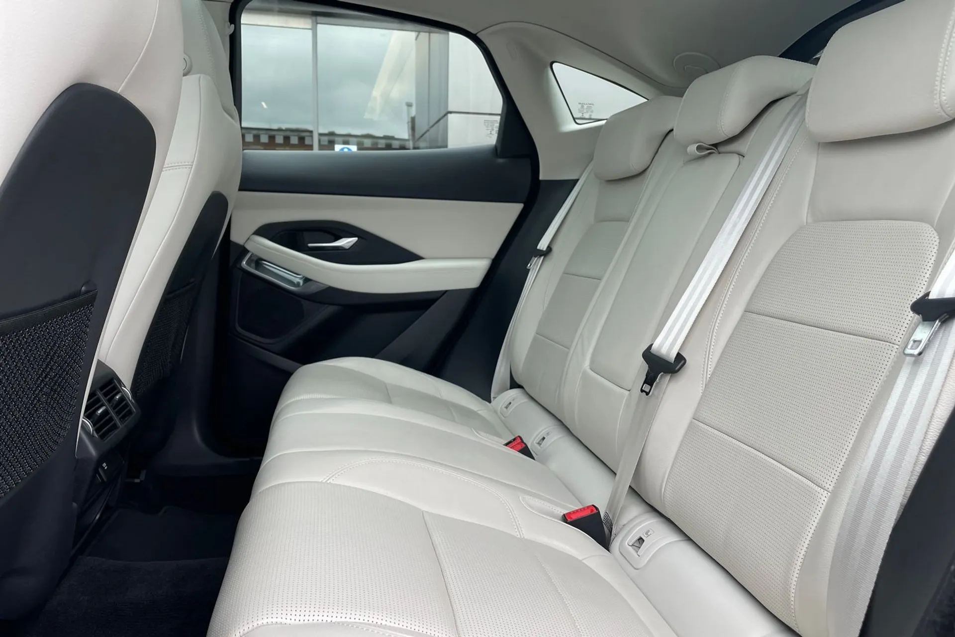 Jaguar E-PACE thumbnail image number 32