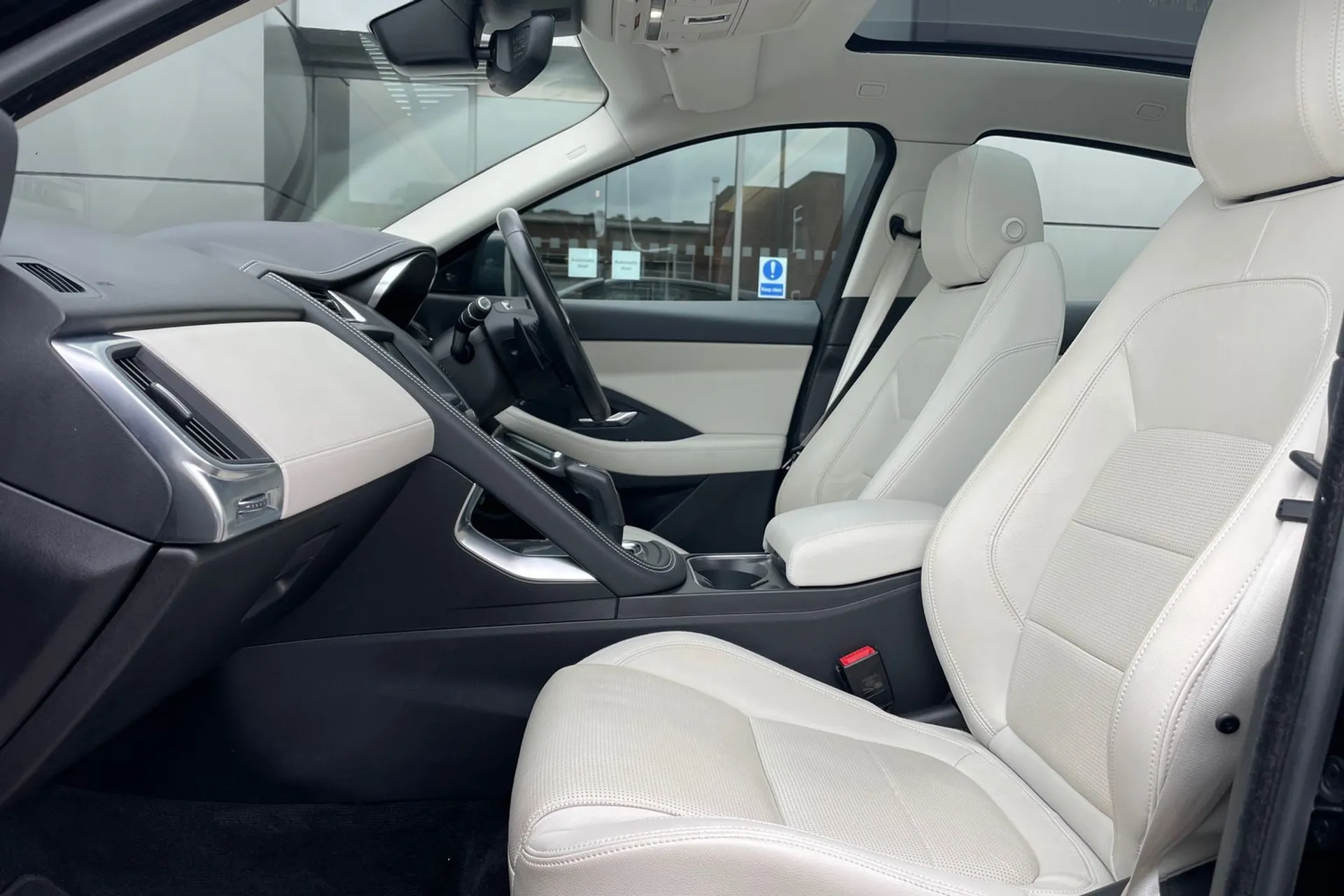 Jaguar E-PACE thumbnail image number 31
