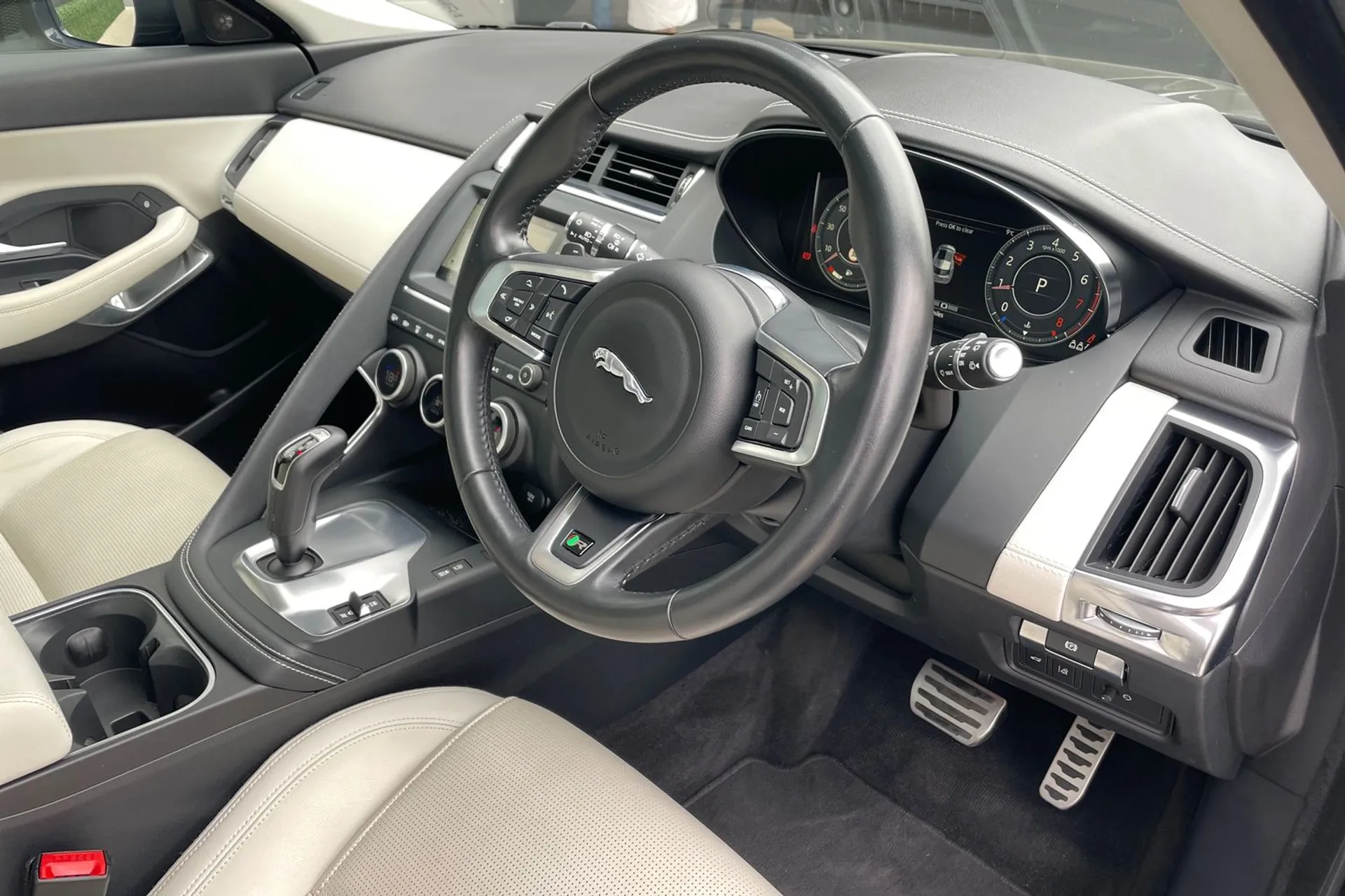Jaguar E-PACE thumbnail image number 16
