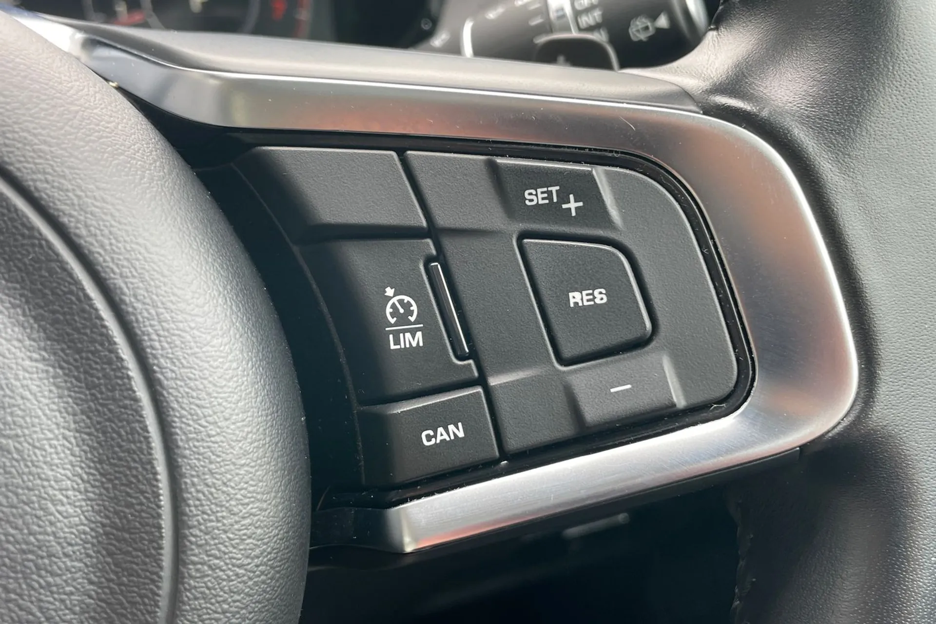 Jaguar E-PACE thumbnail image number 42